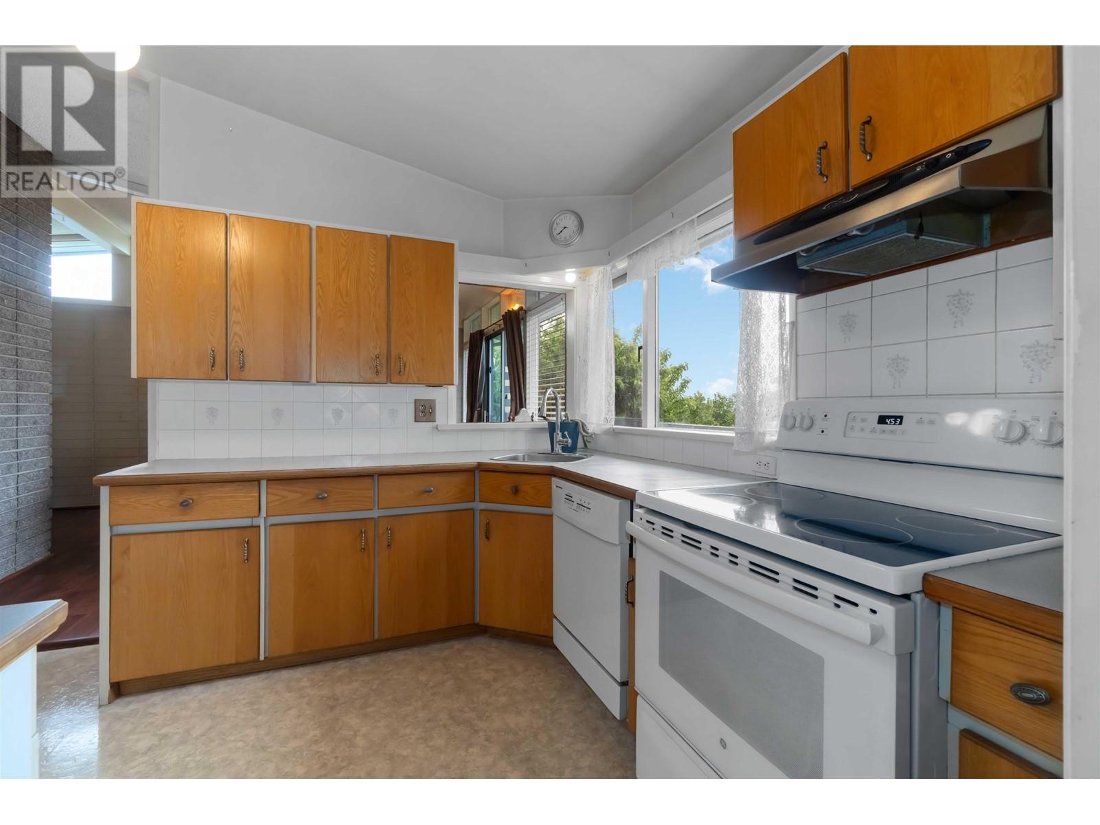 944 Stewart Avenue, Coquitlam, British Columbia  V3K 2N6 - Photo 10 - R3005026
