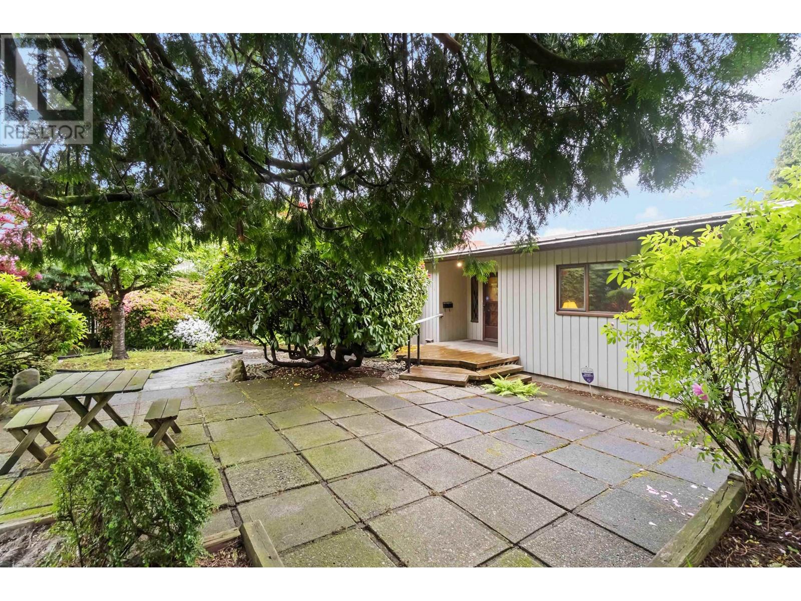 944 Stewart Avenue, Coquitlam, British Columbia  V3K 2N6 - Photo 3 - R3005026