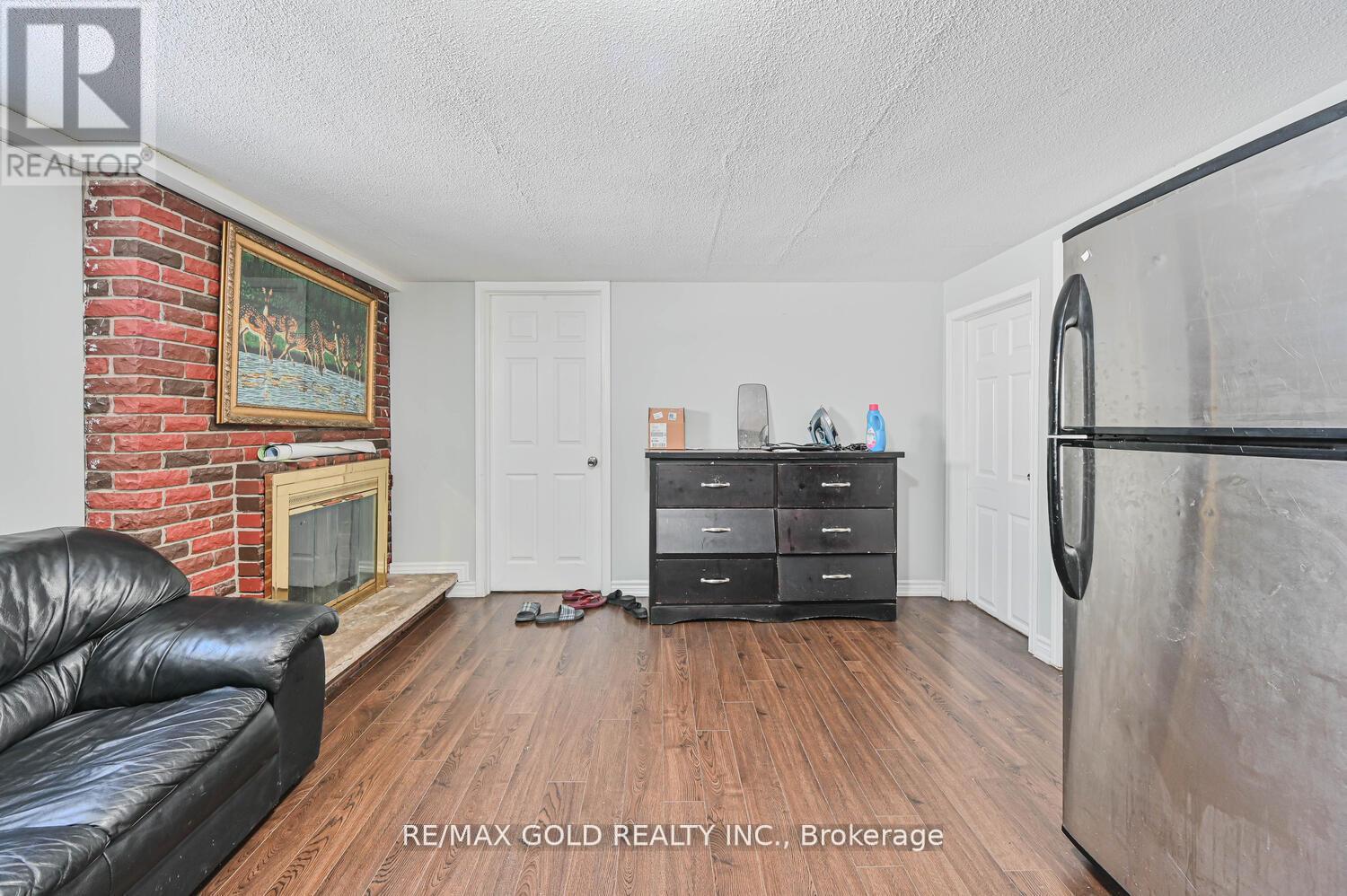 7362 Redstone Road, Mississauga (Malton), Ontario  L4T 2A9 - Photo 21 - W12160965