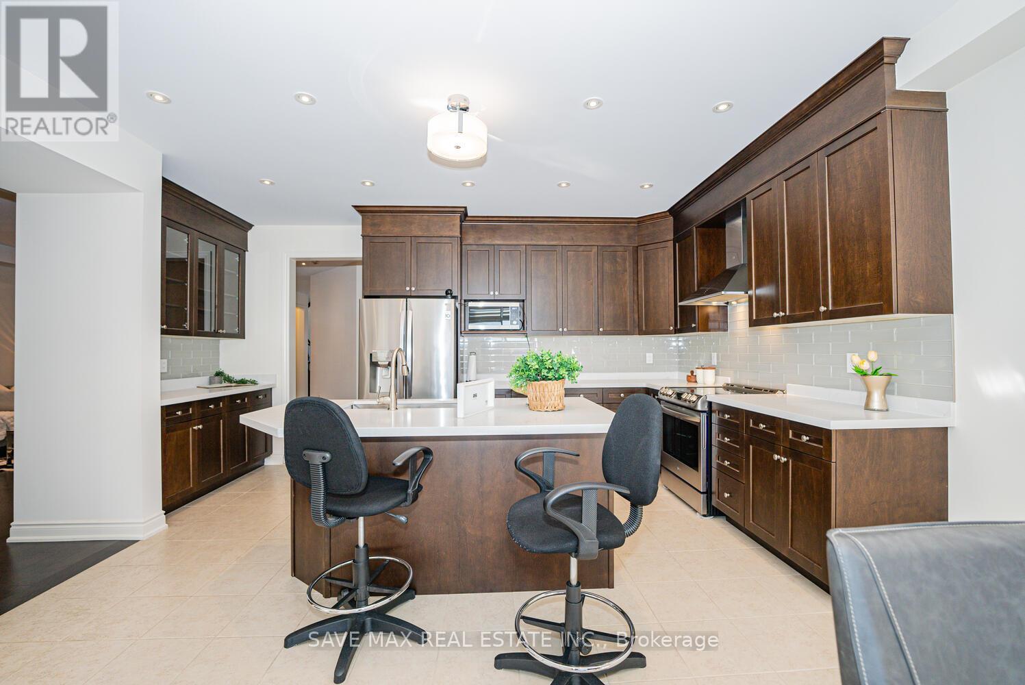 8 Padbury Trail, Brampton, Ontario  L7A 4M3 - Photo 11 - W12161052