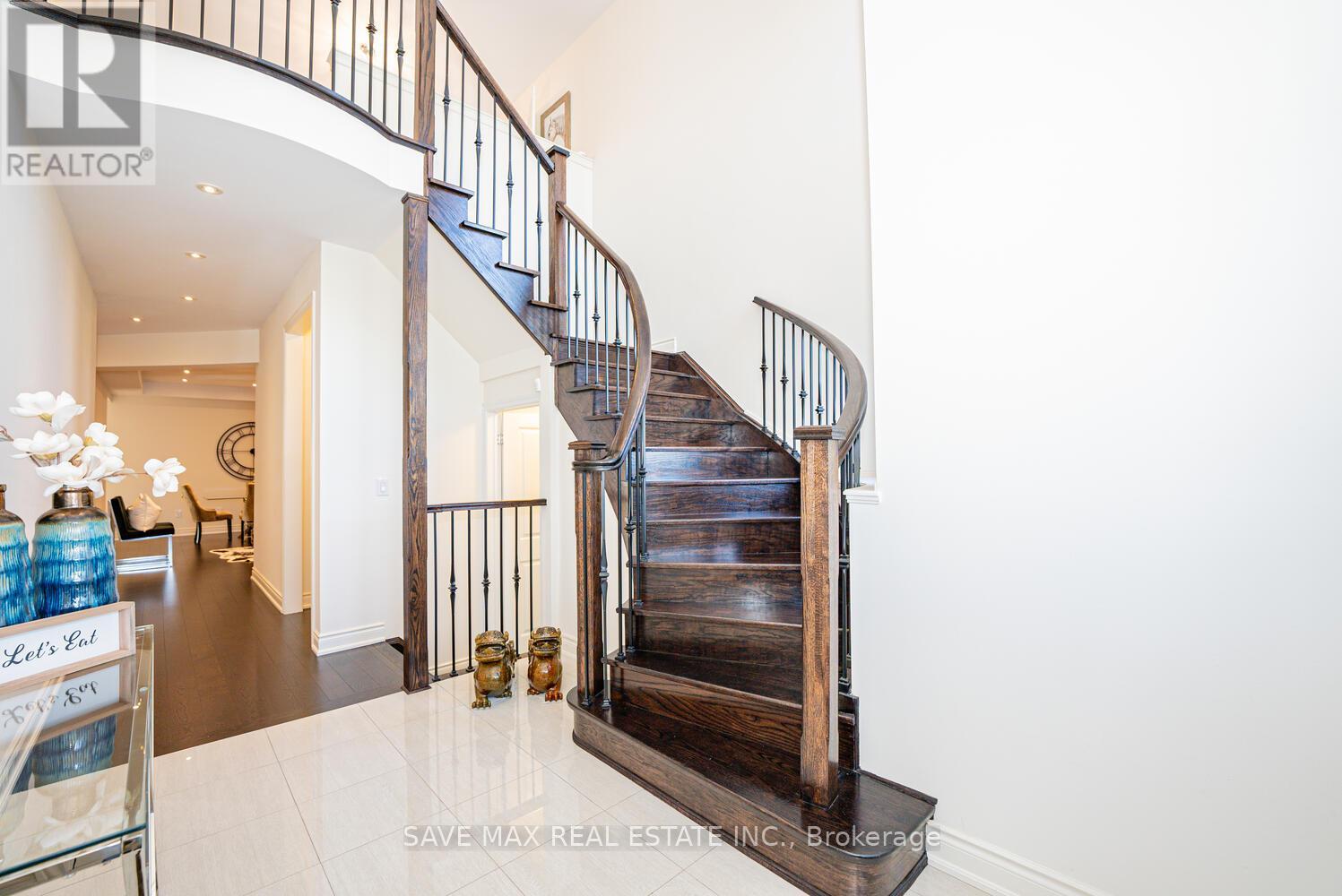 8 Padbury Trail, Brampton, Ontario  L7A 4M3 - Photo 14 - W12161052