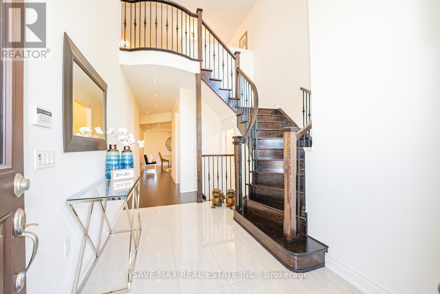 8 Padbury Trail, Brampton, Ontario  L7A 4M3 - Photo 4 - W12161052