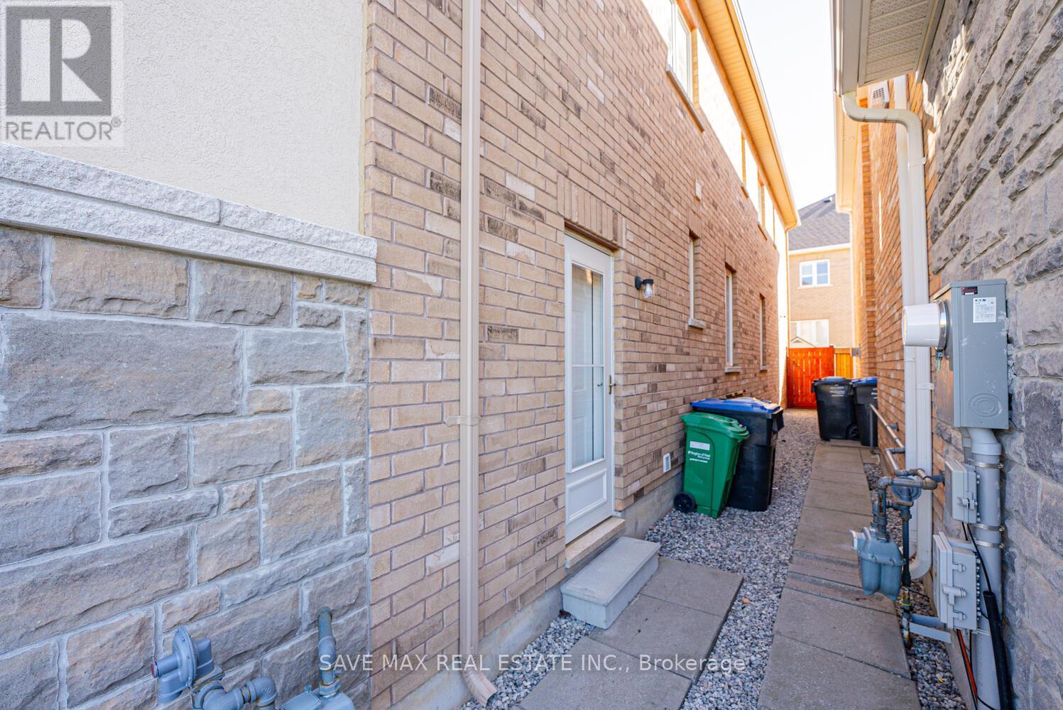 8 Padbury Trail, Brampton, Ontario  L7A 4M3 - Photo 44 - W12161052