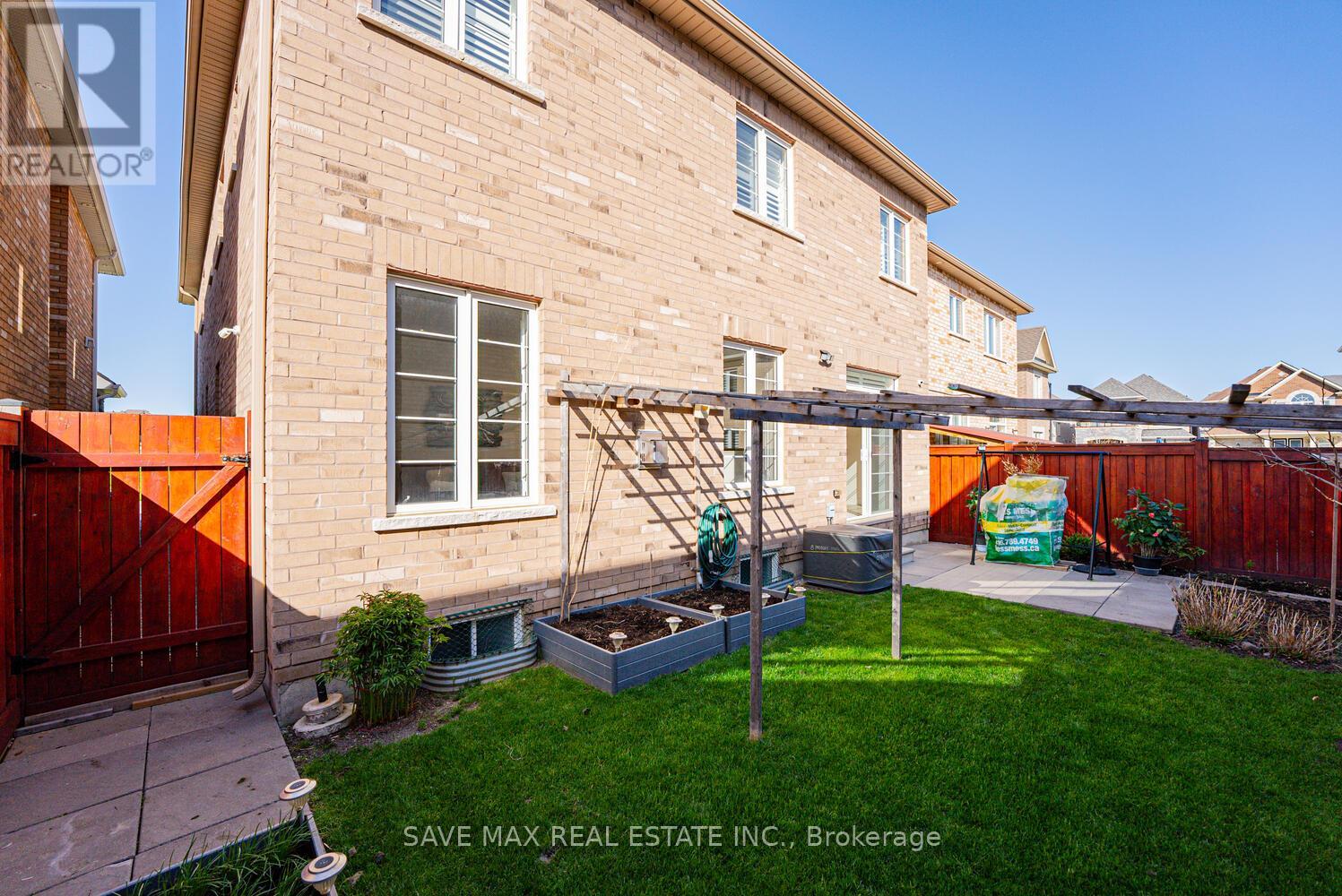 8 Padbury Trail, Brampton, Ontario  L7A 4M3 - Photo 45 - W12161052