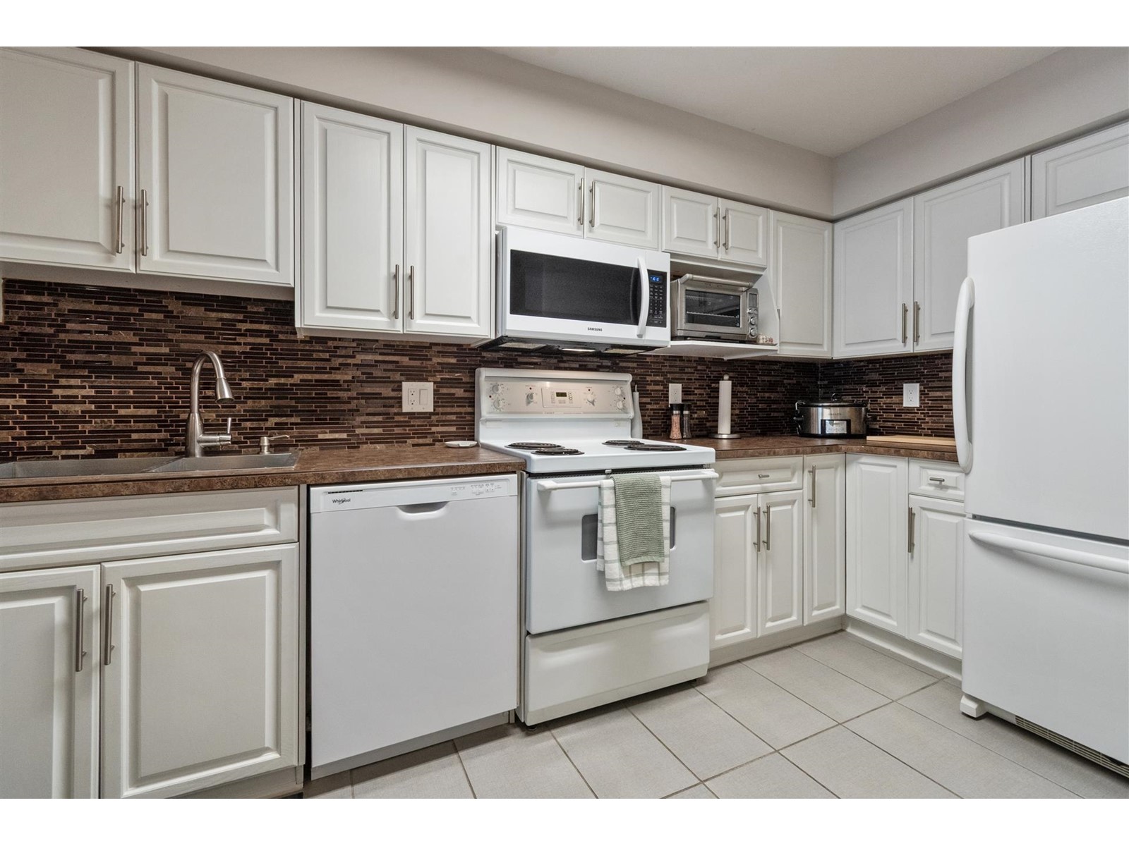 303 13860 70 Avenue, Surrey, British Columbia  V3W 0S1 - Photo 5 - R2982953