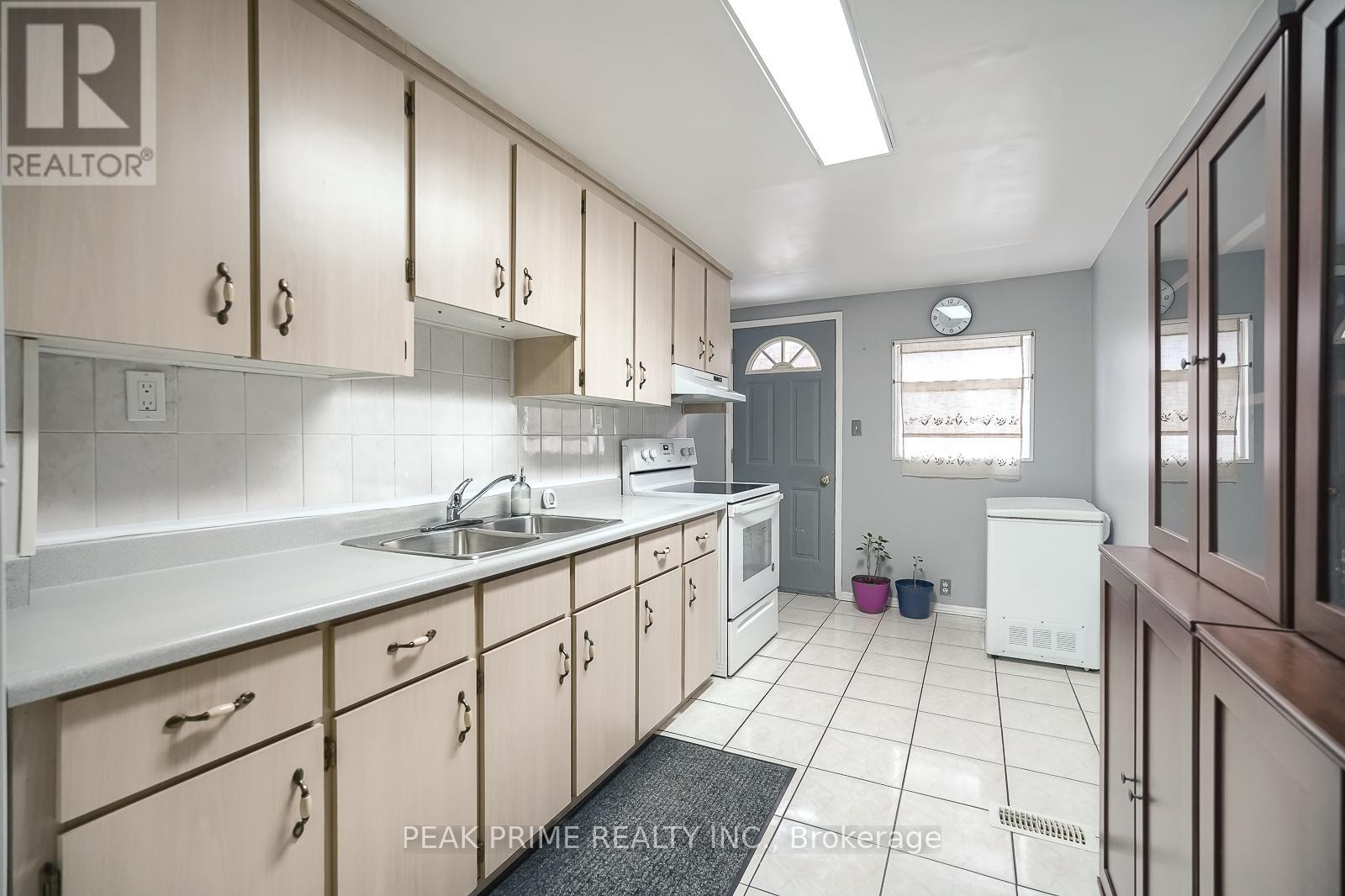 11 Bloem Avenue, Toronto, Ontario  M6E 1R9 - Photo 10 - W12161095