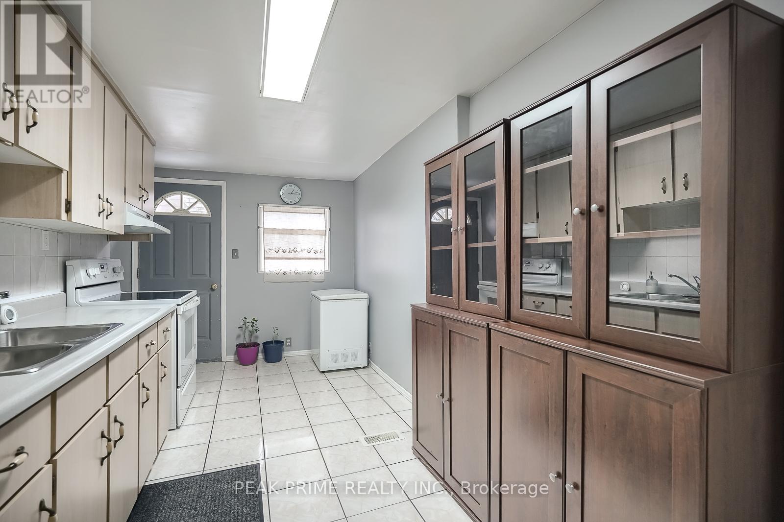 11 Bloem Avenue, Toronto, Ontario  M6E 1R9 - Photo 11 - W12161095