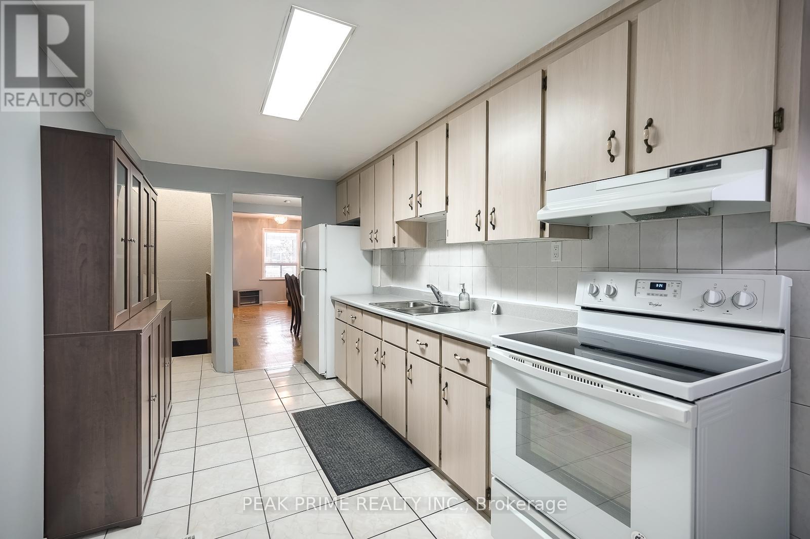 11 Bloem Avenue, Toronto, Ontario  M6E 1R9 - Photo 12 - W12161095