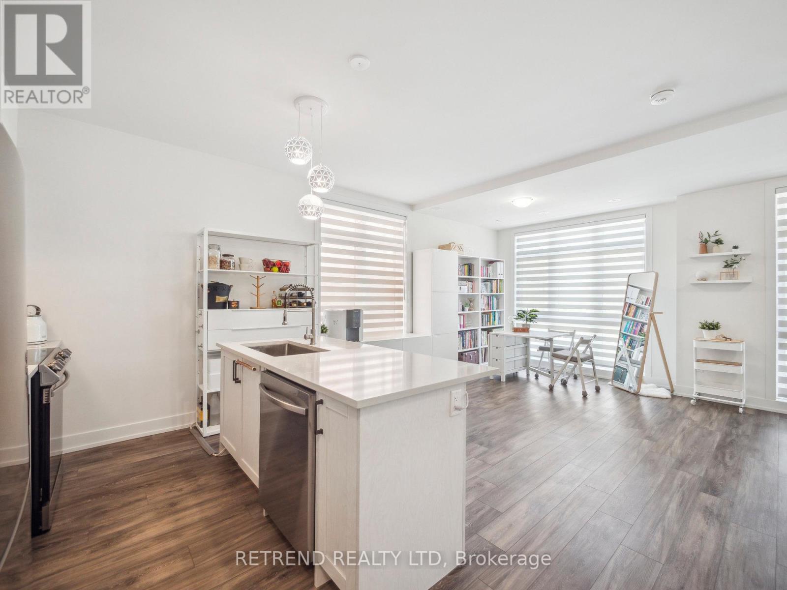 9 - 1 Bond Crescent, Richmond Hill, Ontario  L4E 1J4 - Photo 5 - N12161119