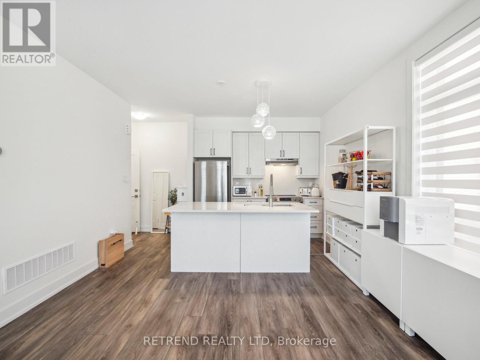 9 - 1 Bond Crescent, Richmond Hill, Ontario  L4E 1J4 - Photo 8 - N12161119