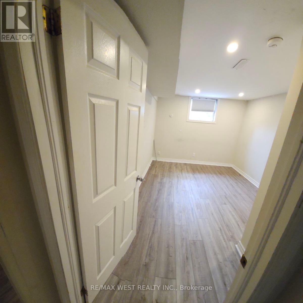 54 Ondrey Street, Bradford West Gwillimbury, Ontario  L3Z 2X1 - Photo 11 - N12161141