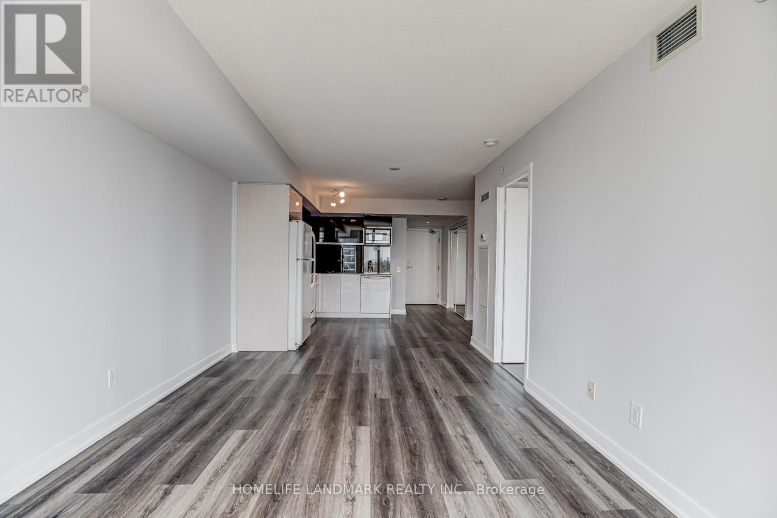 <div class="slider-price">$619,800</div><p>1003 - 72 Esther Shiner Boulevard, Toronto, Ontario</p>