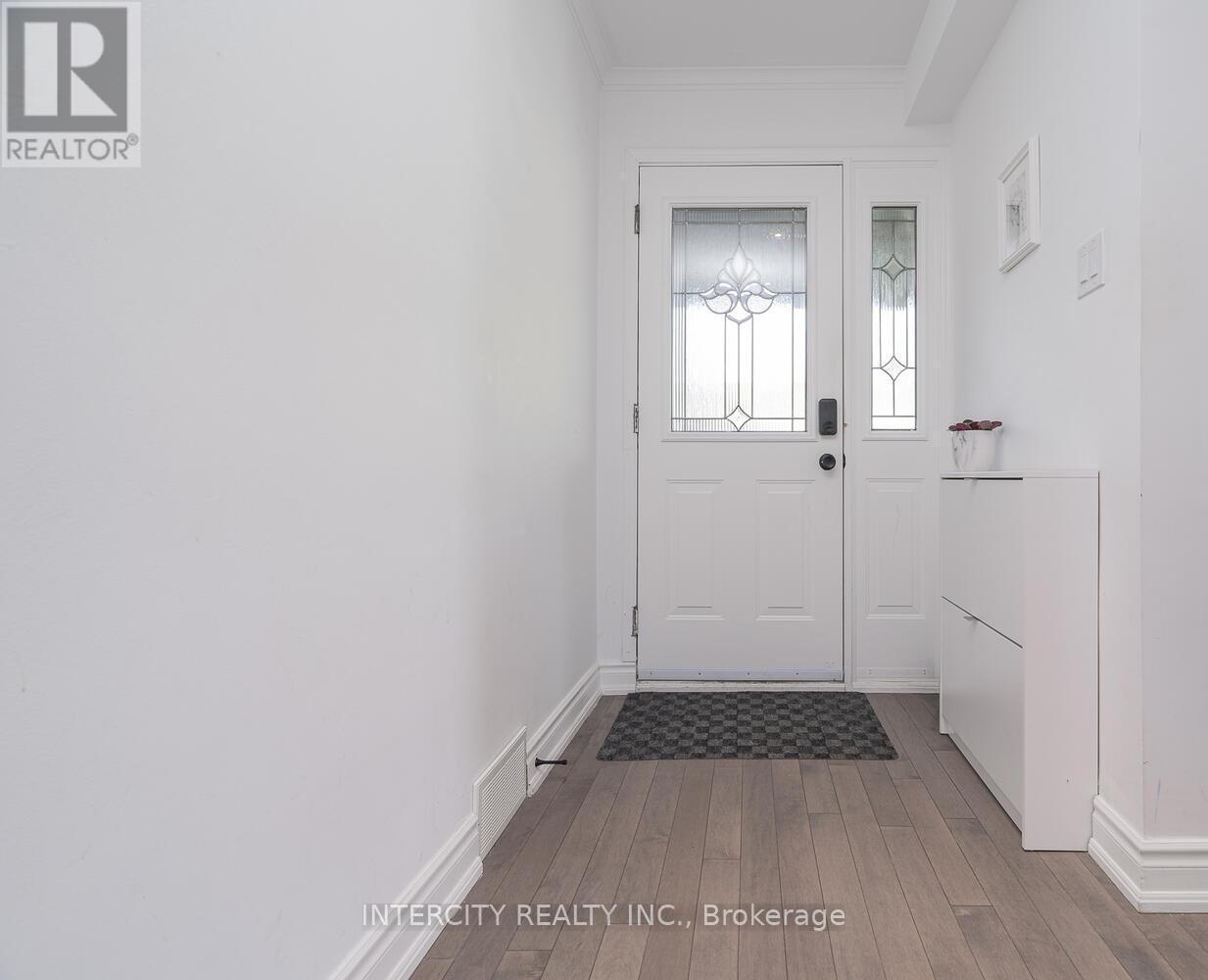 420 Wenlock Avenue, Richmond Hill, Ontario  L4C 1N4 - Photo 3 - N12161199