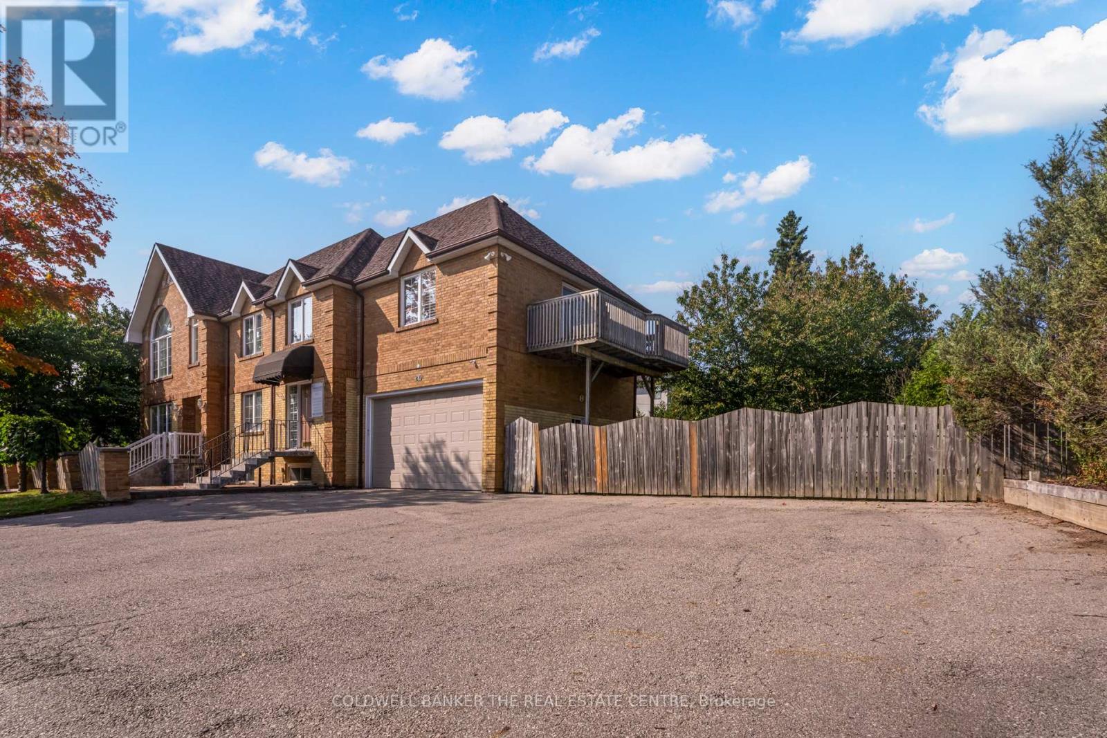 210 Jacey Ann Drive, Richmond Hill, Ontario  L4C 4N5 - Photo 2 - N12161210