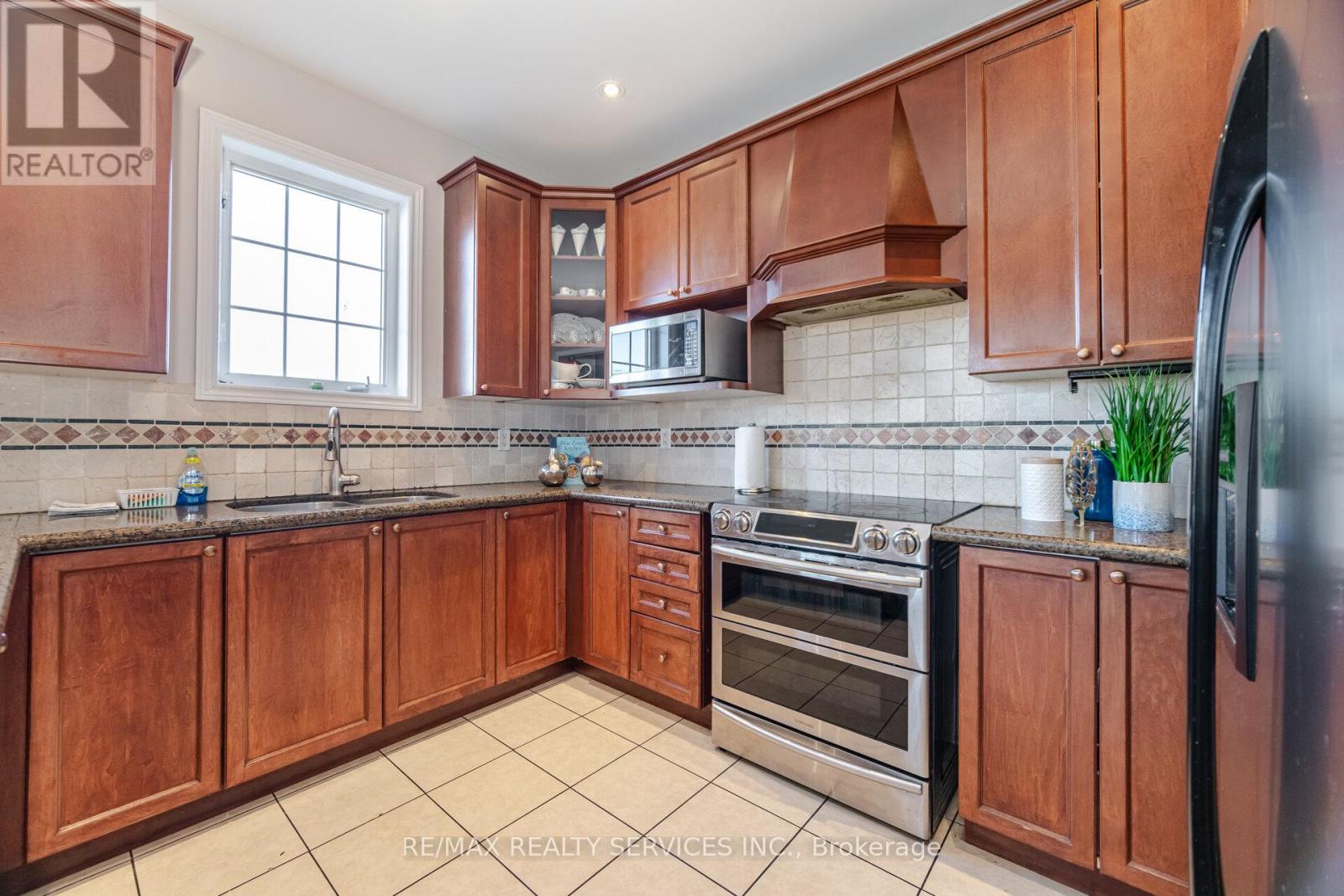 9 Watchman Road, Brampton, Ontario  L6P 2E9 - Photo 7 - W12161217