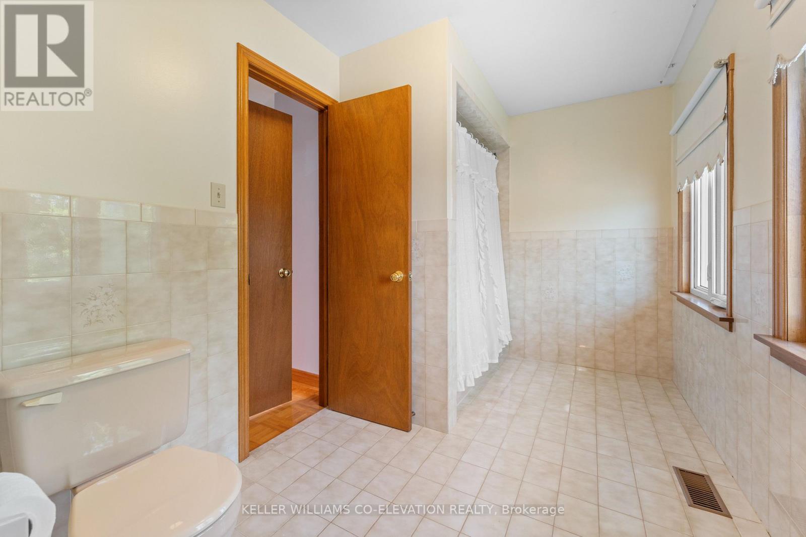 18 Norris Place, Toronto, Ontario  M9M 1K6 - Photo 28 - W12161244