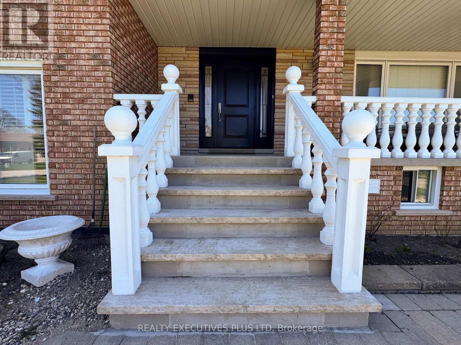 6 Mcleod Court, Caledon, Ontario  L7C 1H7 - Photo 3 - W12161257