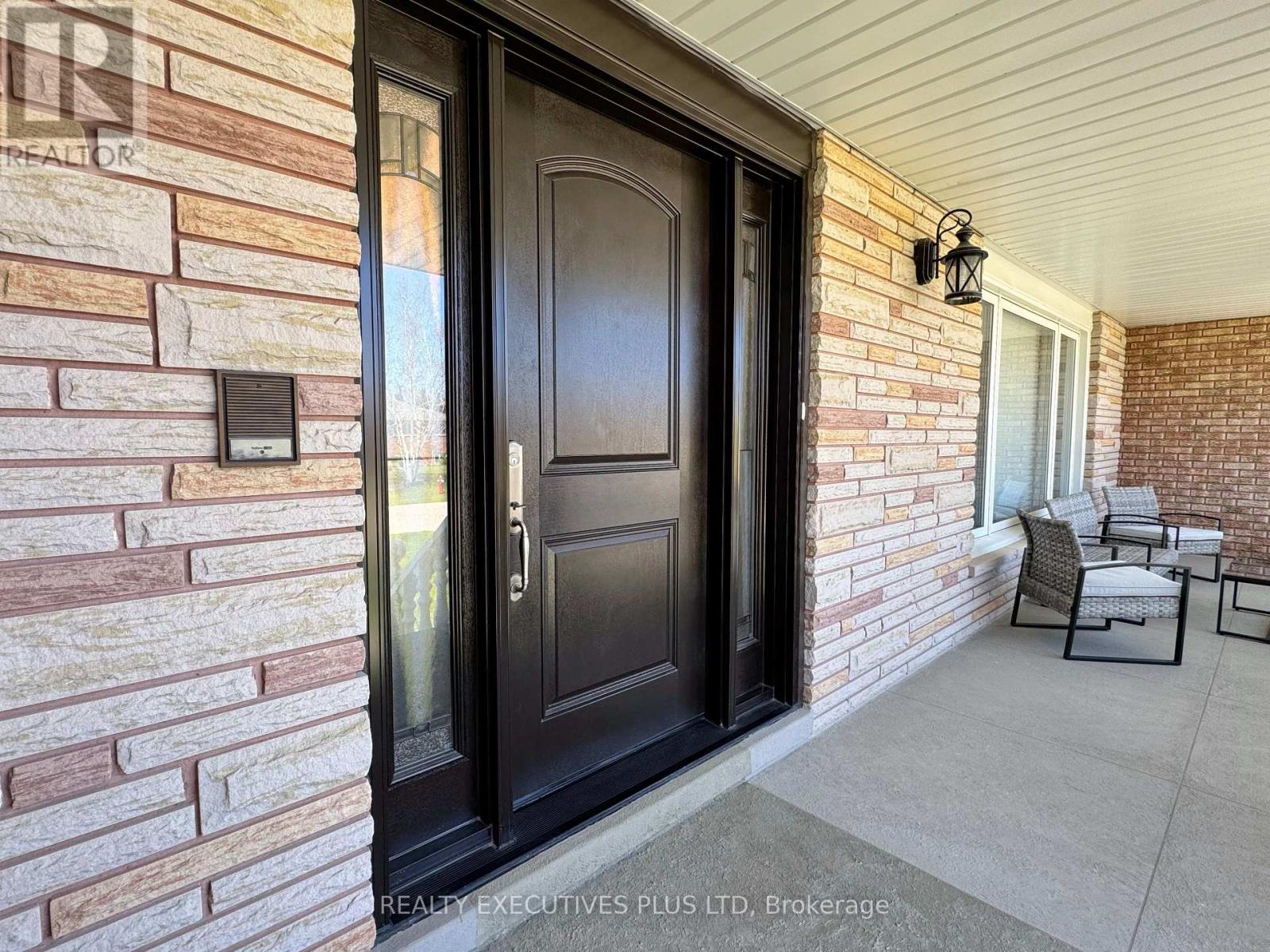6 Mcleod Court, Caledon, Ontario  L7C 1H7 - Photo 4 - W12161257