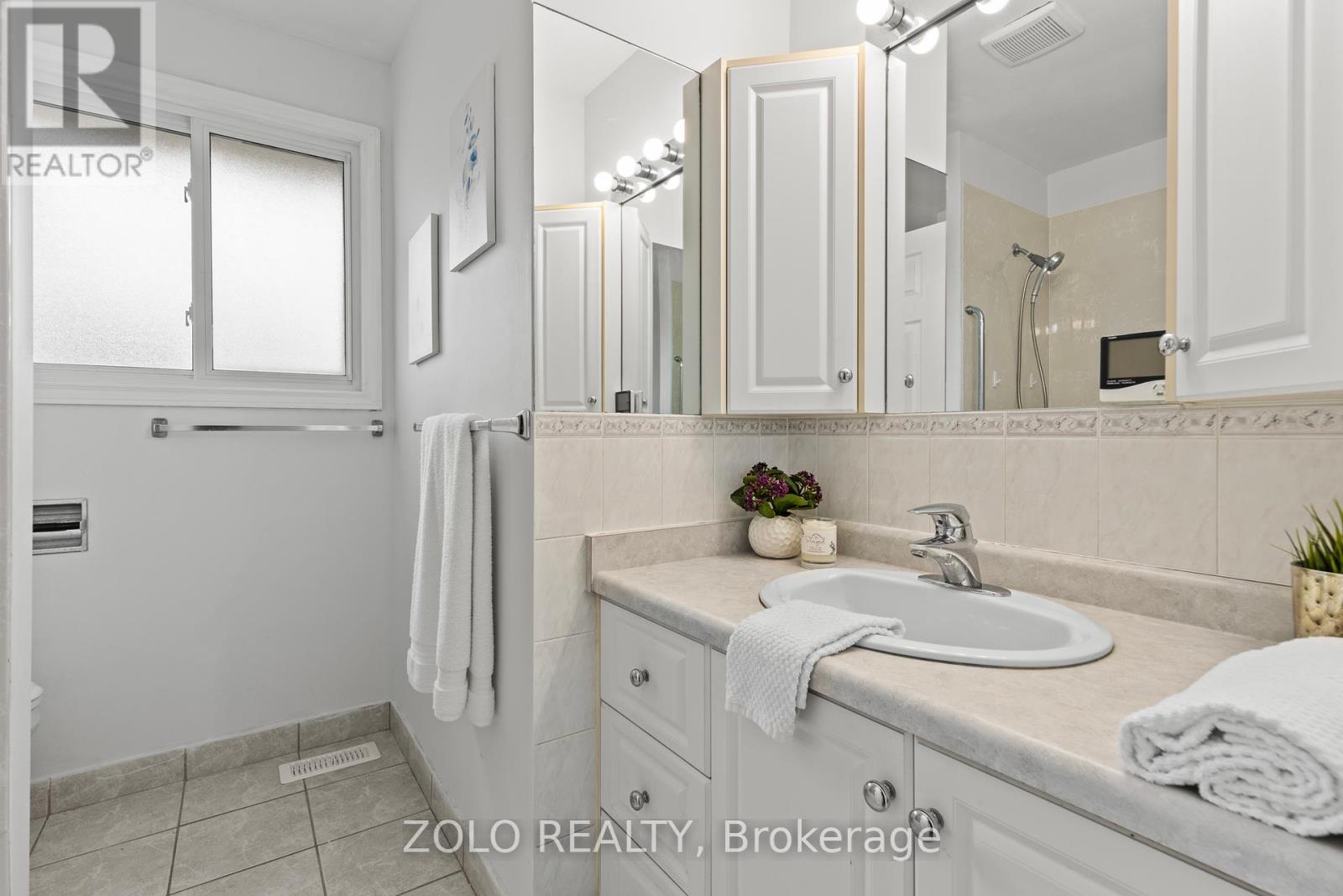 215 Mackenzie Crescent, Haldimand, Ontario  N3W 1A7 - Photo 13 - X12161232