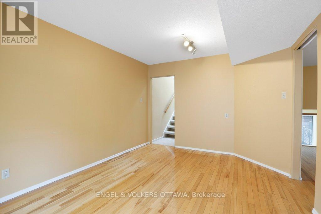 35 - 35 Belvedere Crescent, Ottawa, Ontario  K1M 0E5 - Photo 19 - X12150759
