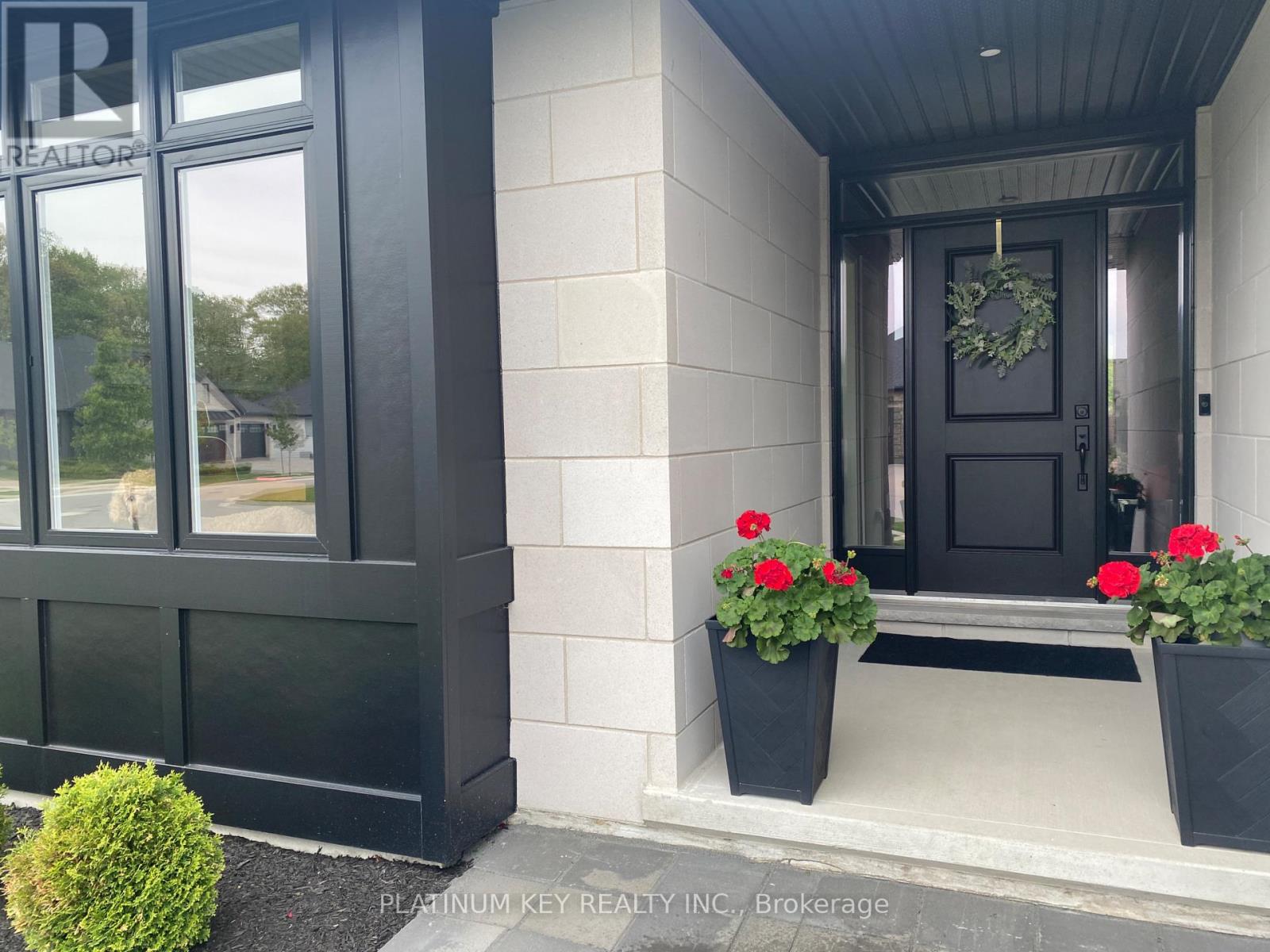 2119 Lockwood Crescent, Strathroy-Caradoc, Ontario  N0L 1W0 - Photo 3 - X12159752