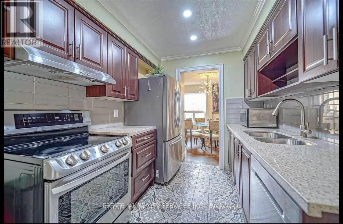 84 Simmons Boulevard, Brampton, Ontario  L6V 3V6 - Photo 4 - W12160984