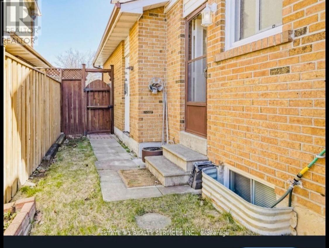 84 Simmons Boulevard, Brampton, Ontario  L6V 3V6 - Photo 3 - W12160984