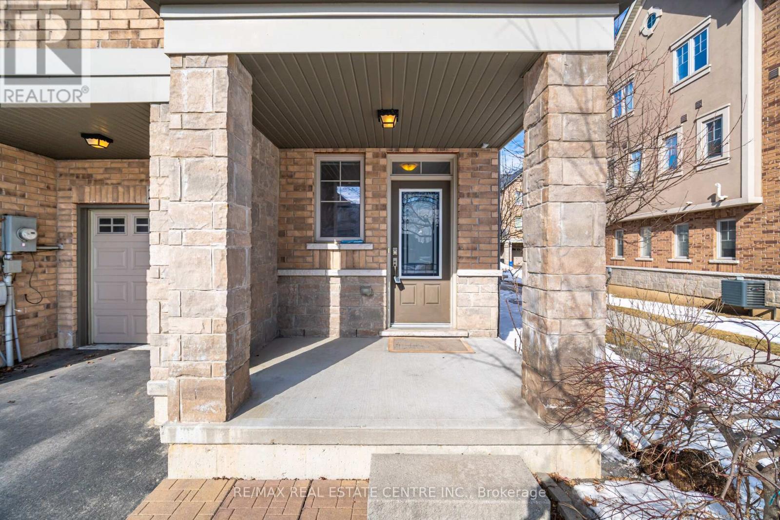 221 Westbank Trail, Hamilton, Ontario  L8J 0H4 - Photo 4 - X12161306