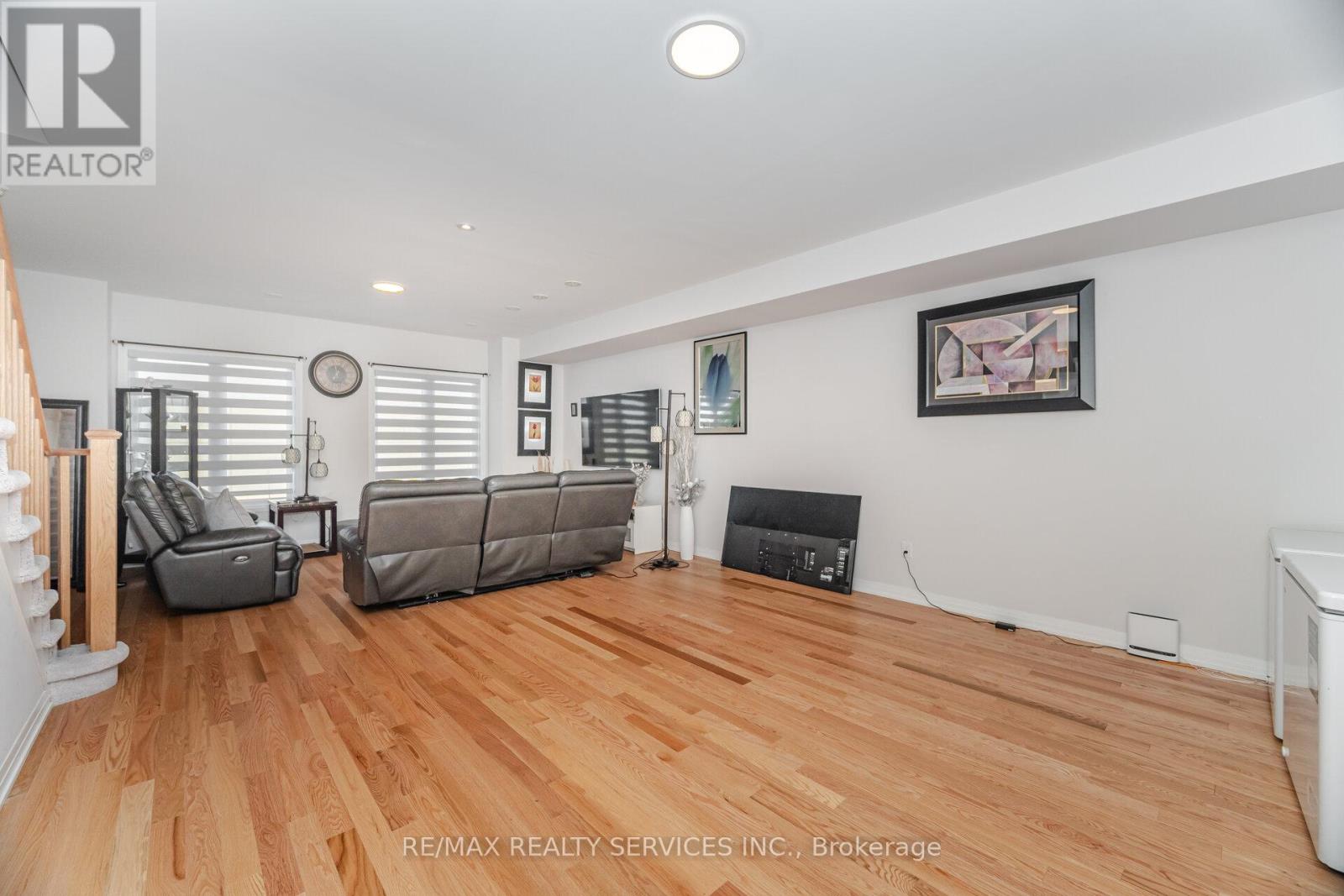 12 - 220 Dissette Street, Bradford West Gwillimbury, Ontario  L3Z 4M2 - Photo 11 - N12161365