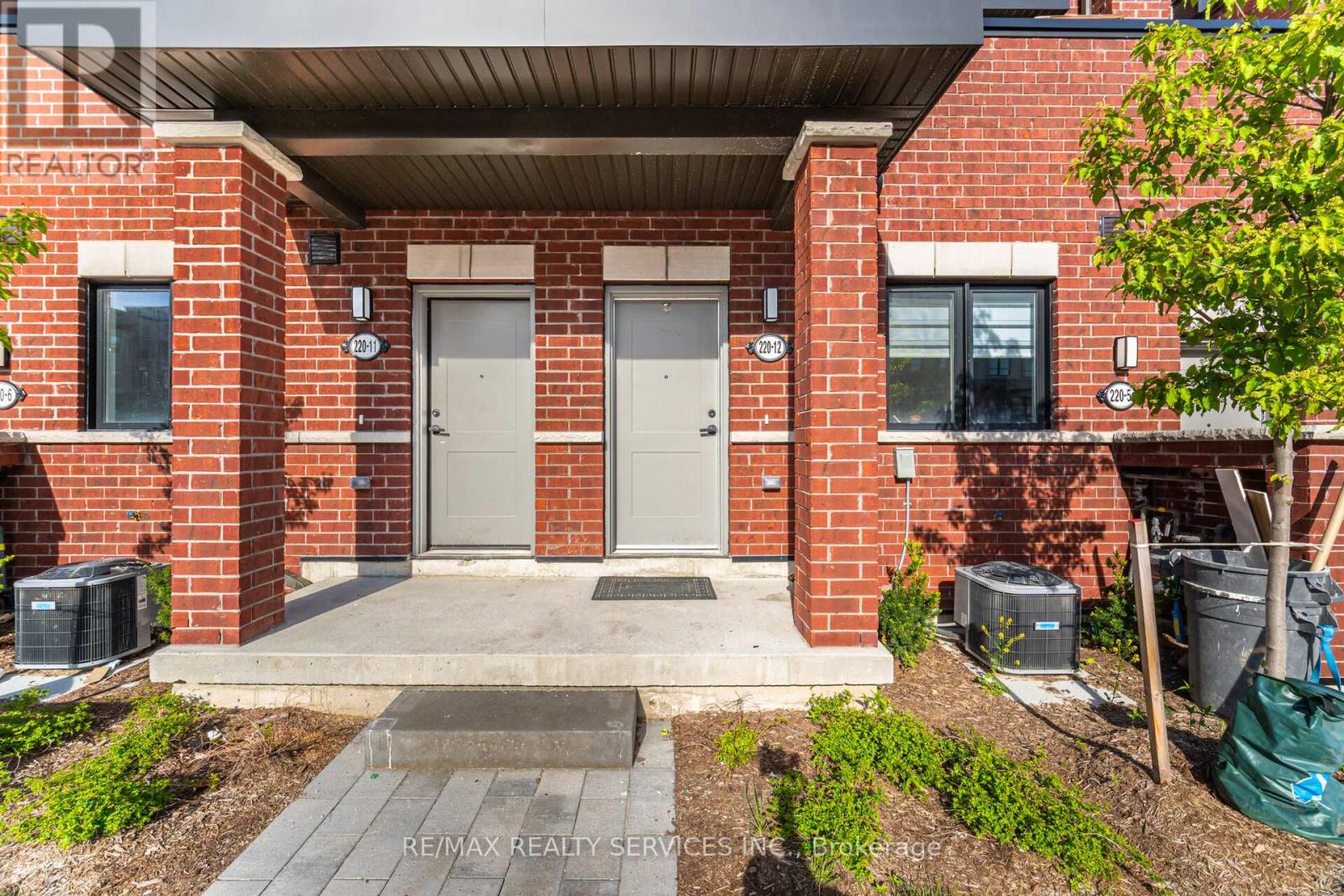 12 - 220 Dissette Street, Bradford West Gwillimbury, Ontario  L3Z 4M2 - Photo 5 - N12161365
