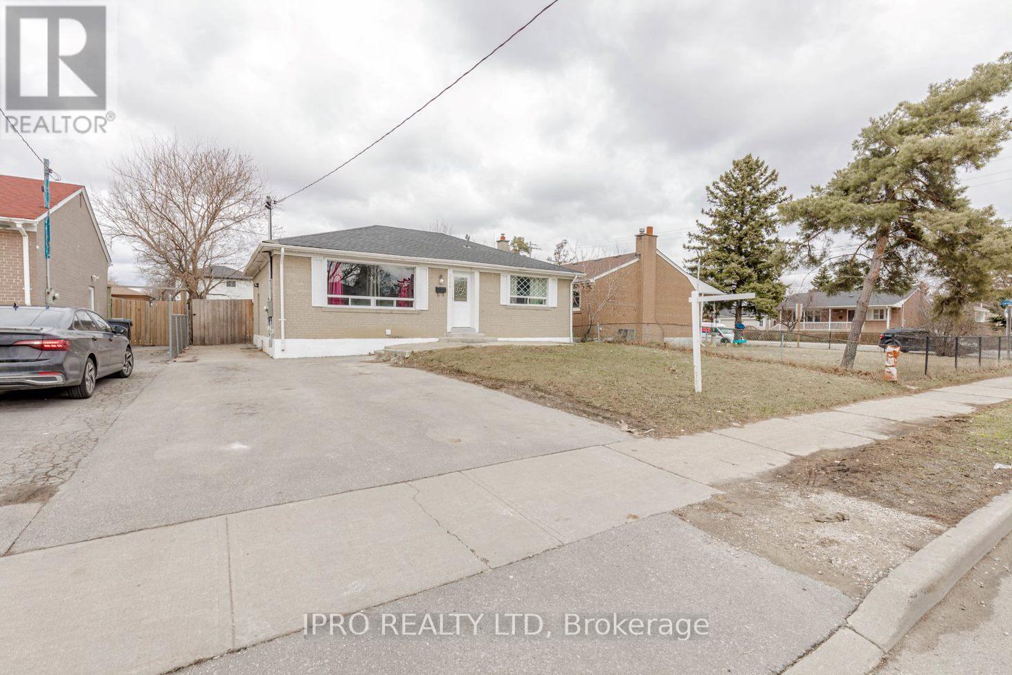 3299 Etude Drive, Mississauga, Ontario  L4T 1S9 - Photo 3 - W12161352