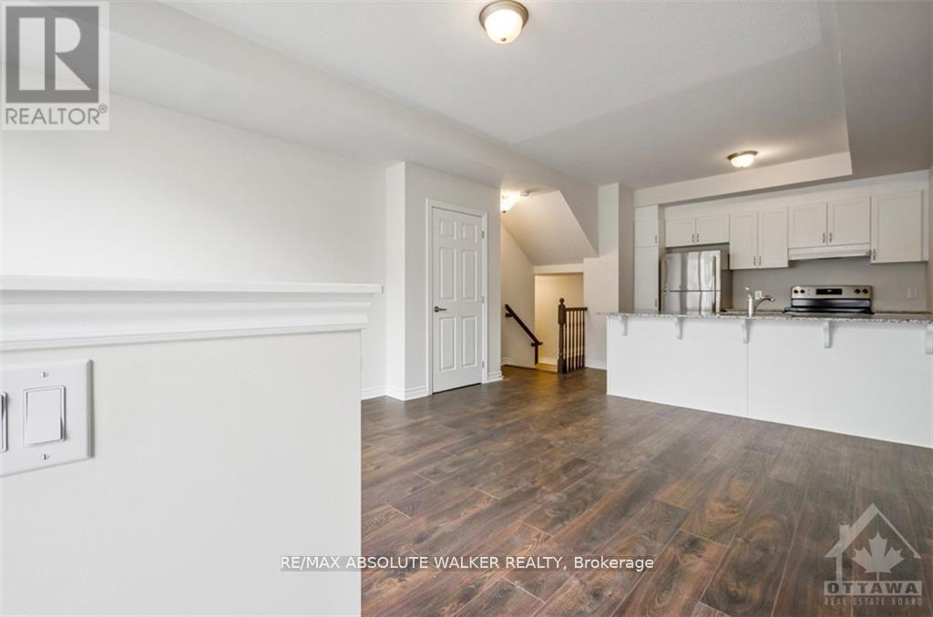776 Mikinak Road, Ottawa, Ontario  K1K 5A5 - Photo 4 - X12161357
