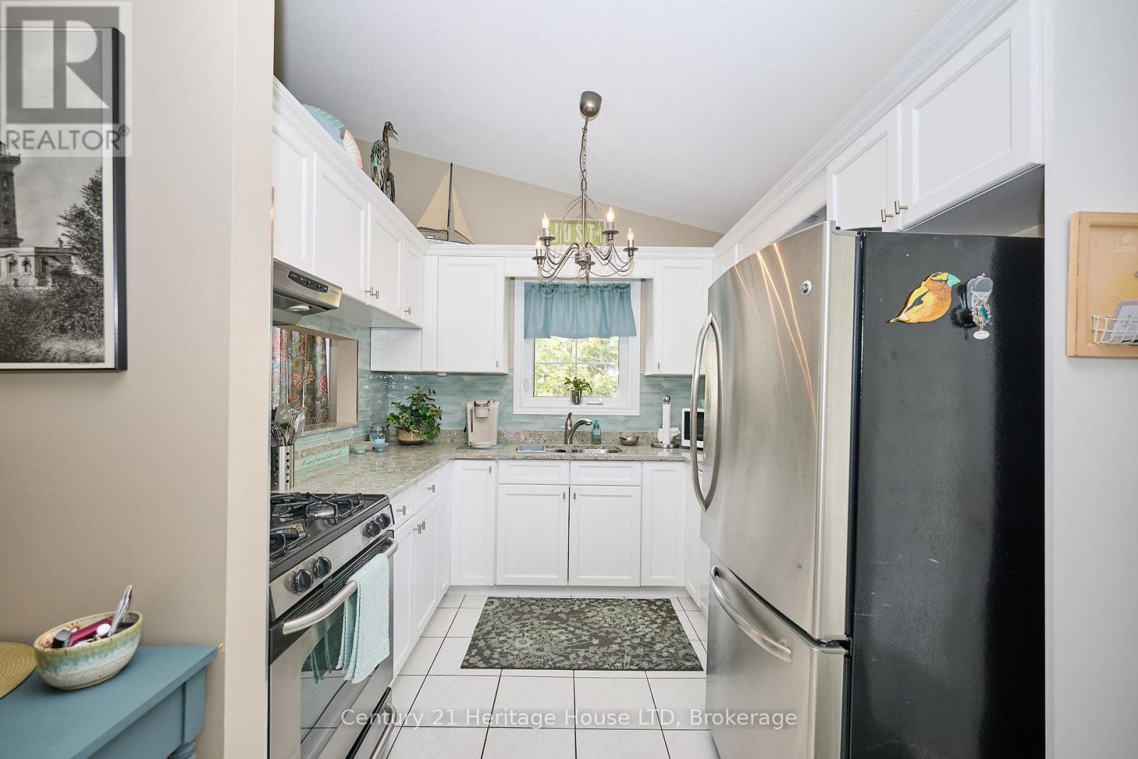 19 Bardol Avenue S, Fort Erie (Lakeshore), Ontario  L2A 6R4 - Photo 6 - X12151752
