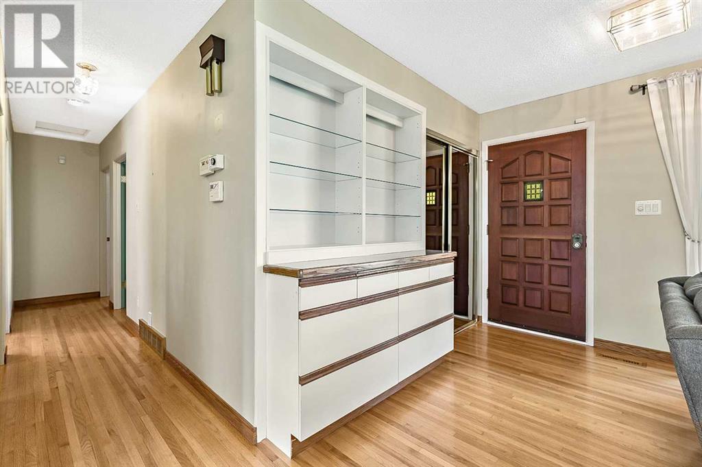 8 Heather Place Sw, Calgary, Alberta  T2V 3L4 - Photo 2 - A2221489