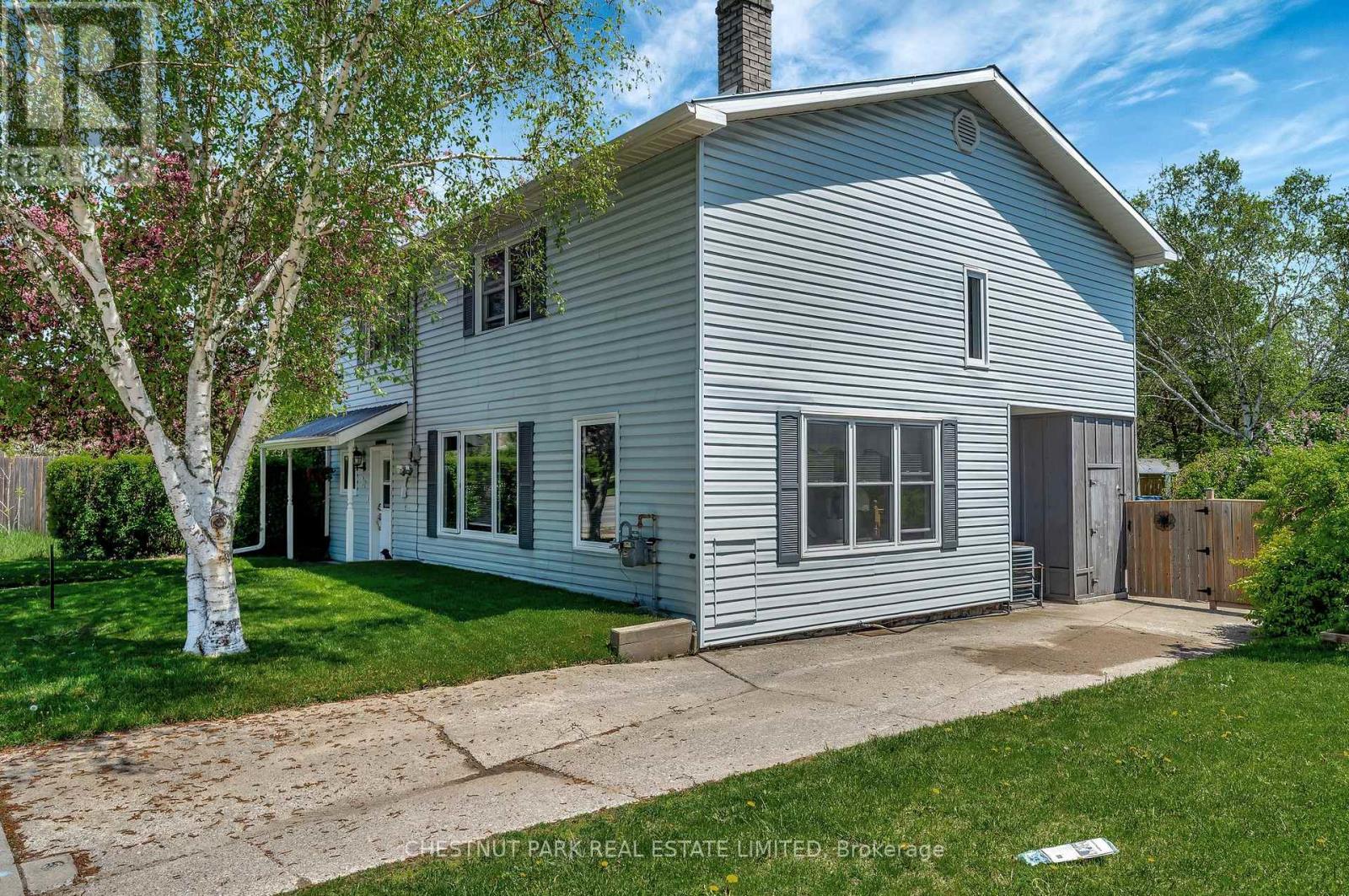 31 Lake Street, Prince Edward County, Ontario  K0K 2T0 - Photo 3 - X12086269