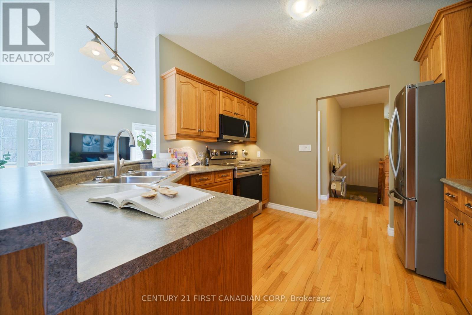 487 Petersen Avenue, Strathroy-Caradoc, Ontario  N7G 4L5 - Photo 9 - X12161602