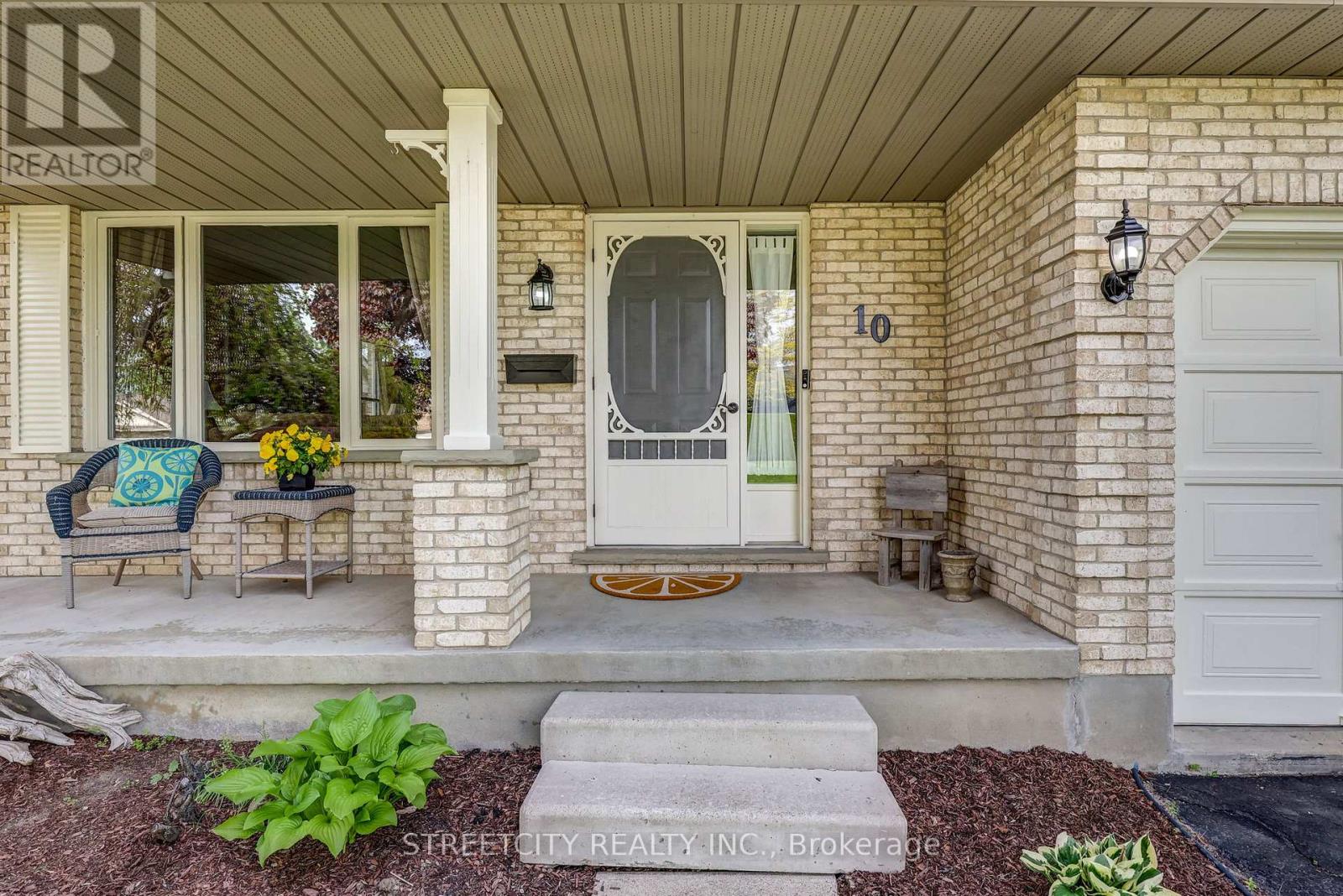 Photo 2 of 50 for 10 Timberlane Crescent