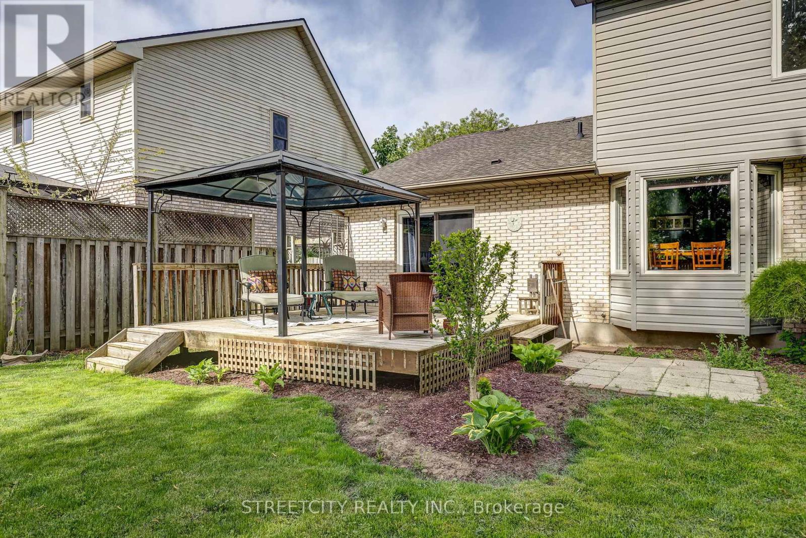 Photo 3 of 50 for 10 Timberlane Crescent