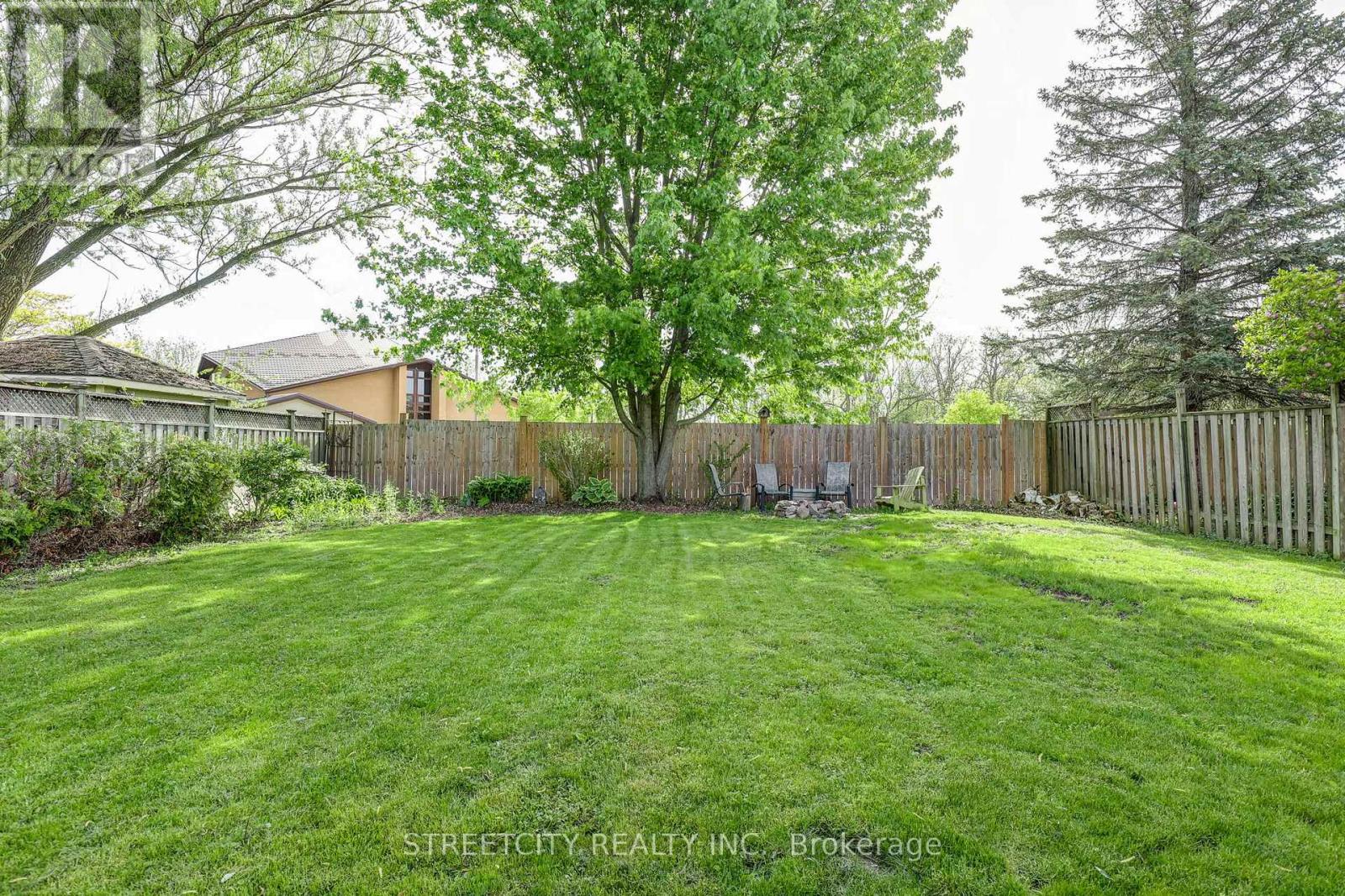 Photo 4 of 50 for 10 Timberlane Crescent