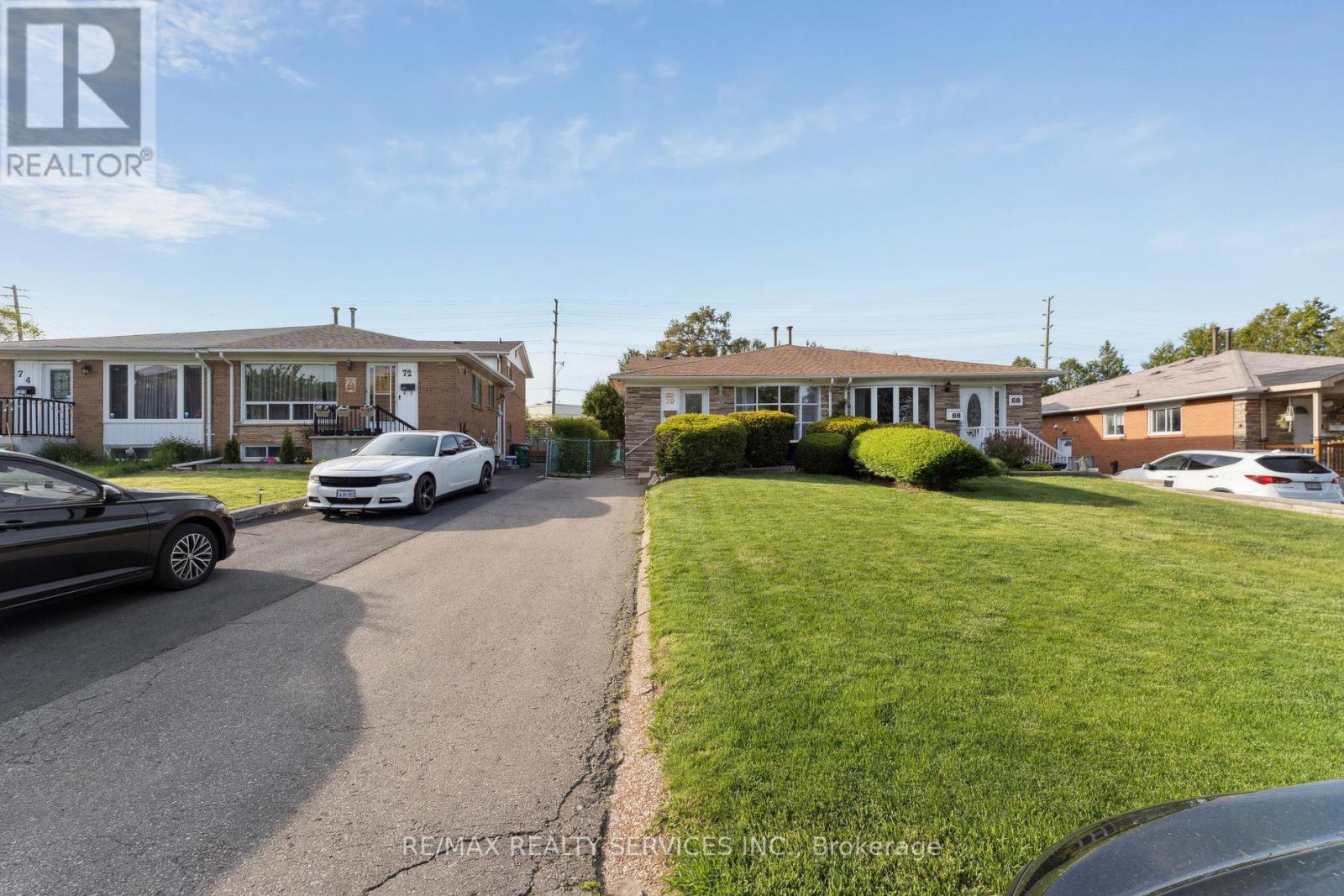 70 Northwood Drive, Brampton, Ontario  L6X 2L2 - Photo 3 - W12158596