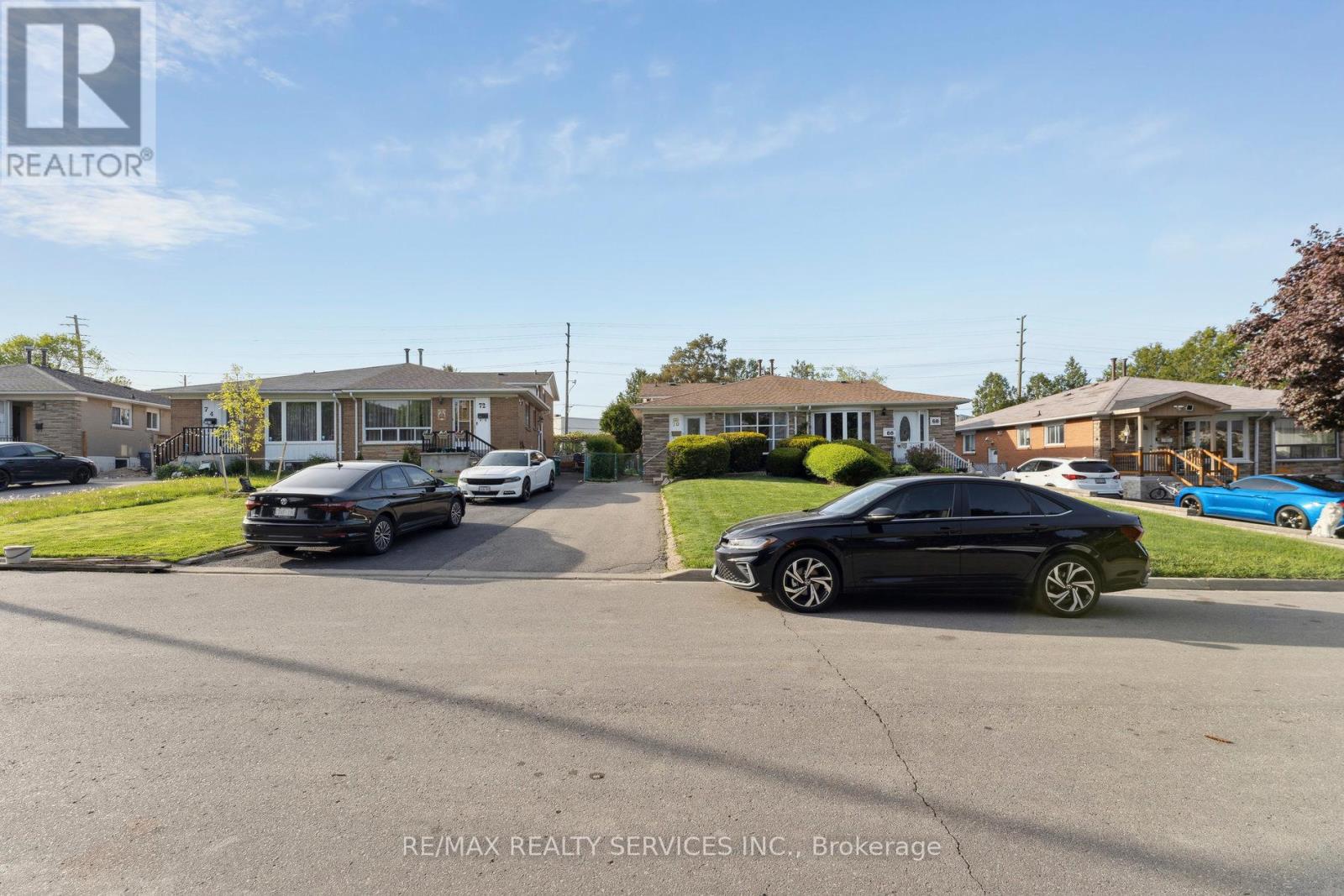 70 Northwood Drive, Brampton, Ontario  L6X 2L2 - Photo 4 - W12158596