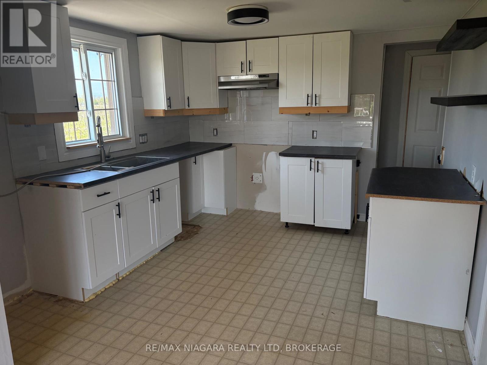 3949 Greenlane Road, Lincoln (Lincoln Lake), Ontario  L0R 1B1 - Photo 9 - X12161861