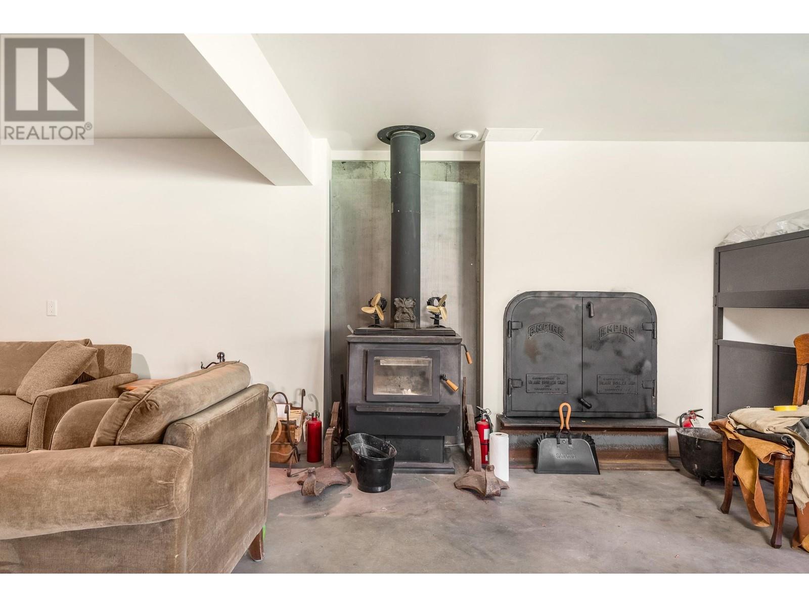 4 Hollingsworth Road, Cherryville, BC V0E2G3