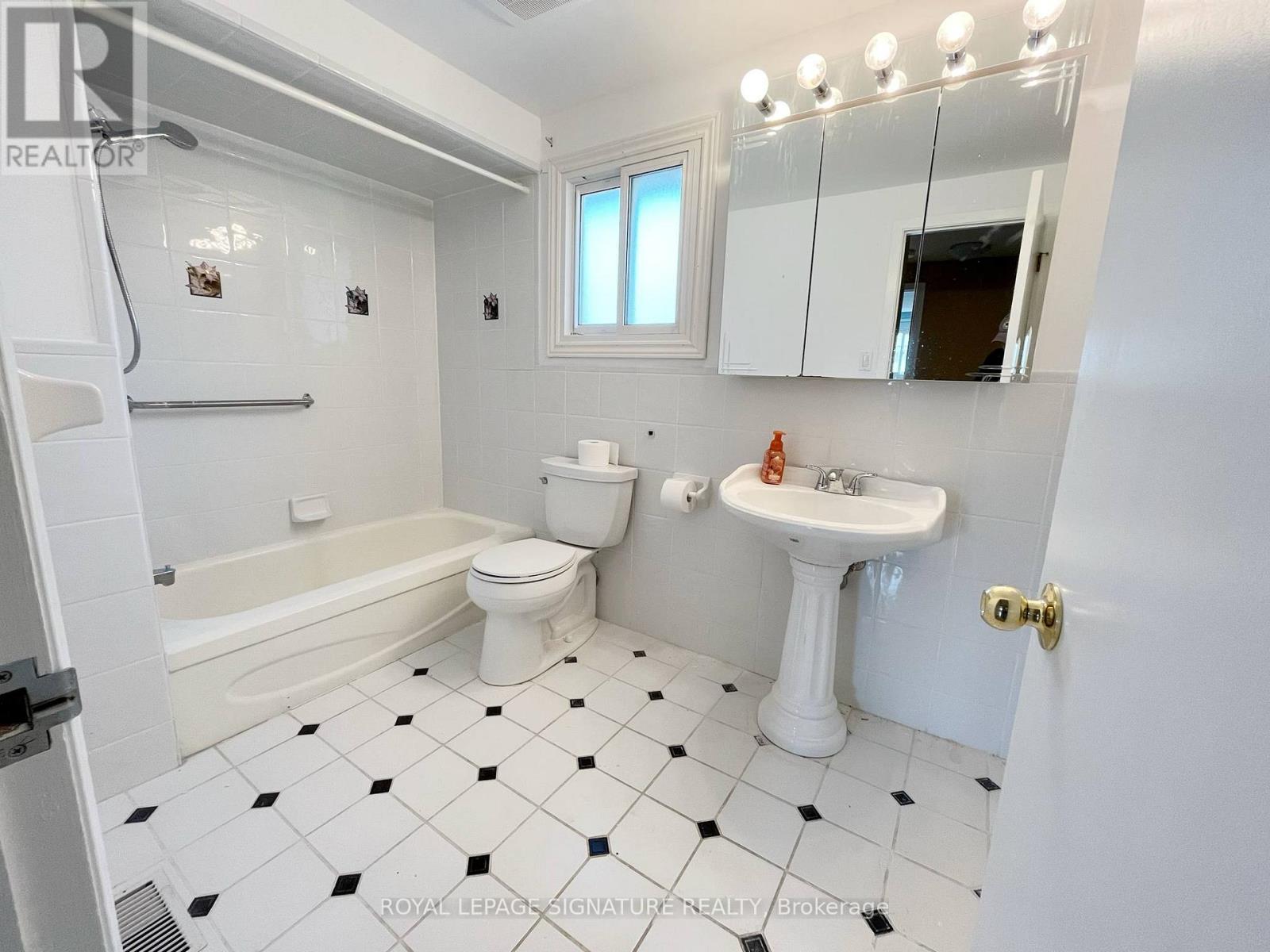 86 Gardiner Drive, Hamilton, Ontario  L9C 4V2 - Photo 10 - X12159303