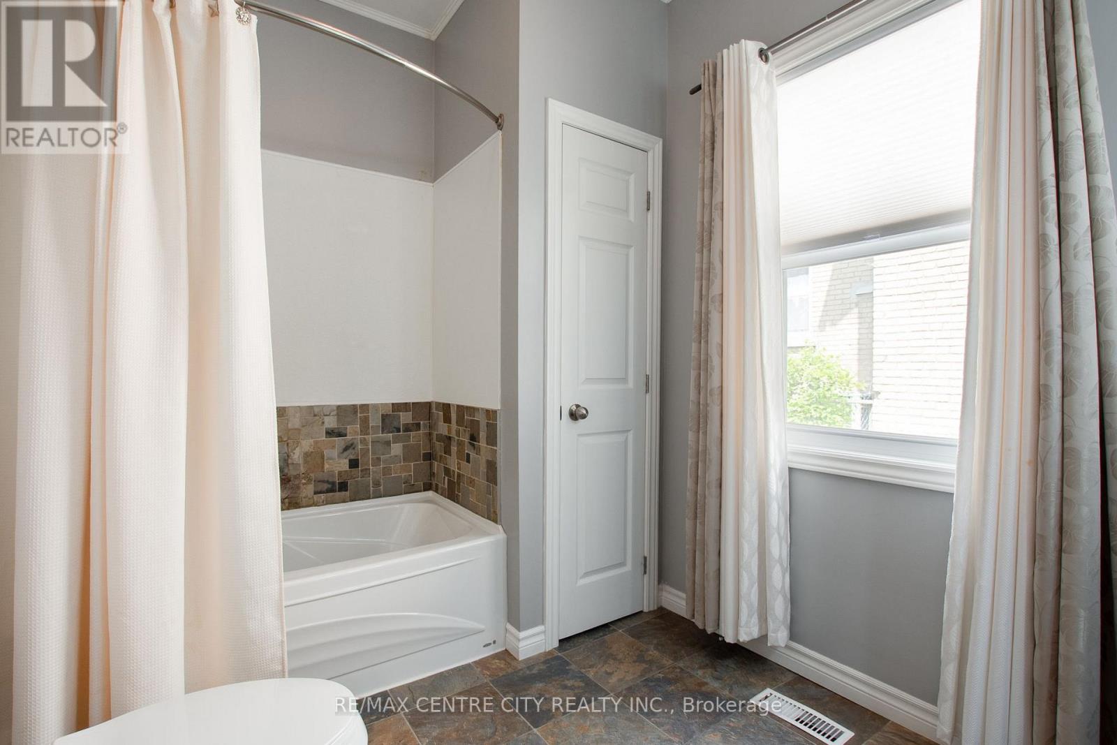 Photo 15 of 20 for 582 Pall Mall Street