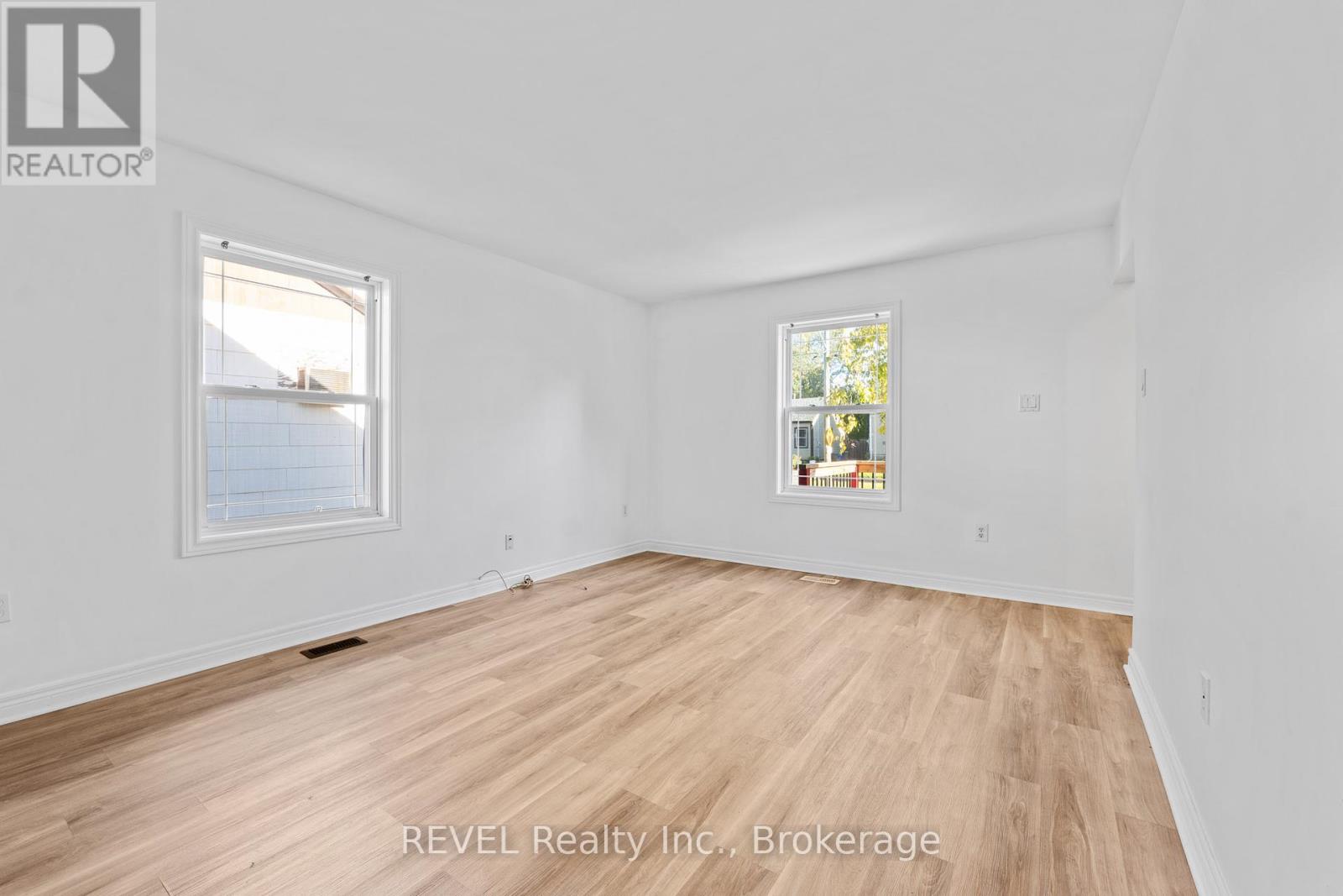 17 Sandown Street, St. Catharines, Ontario  L2N 1X9 - Photo 4 - X12162052