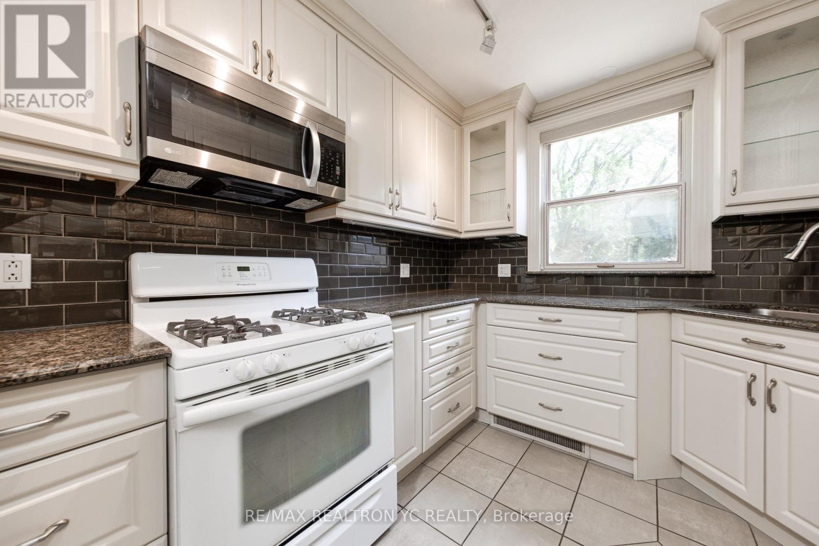 425 Broadway Avenue, Toronto, Ontario  M4G 2R3 - Photo 8 - C12161585