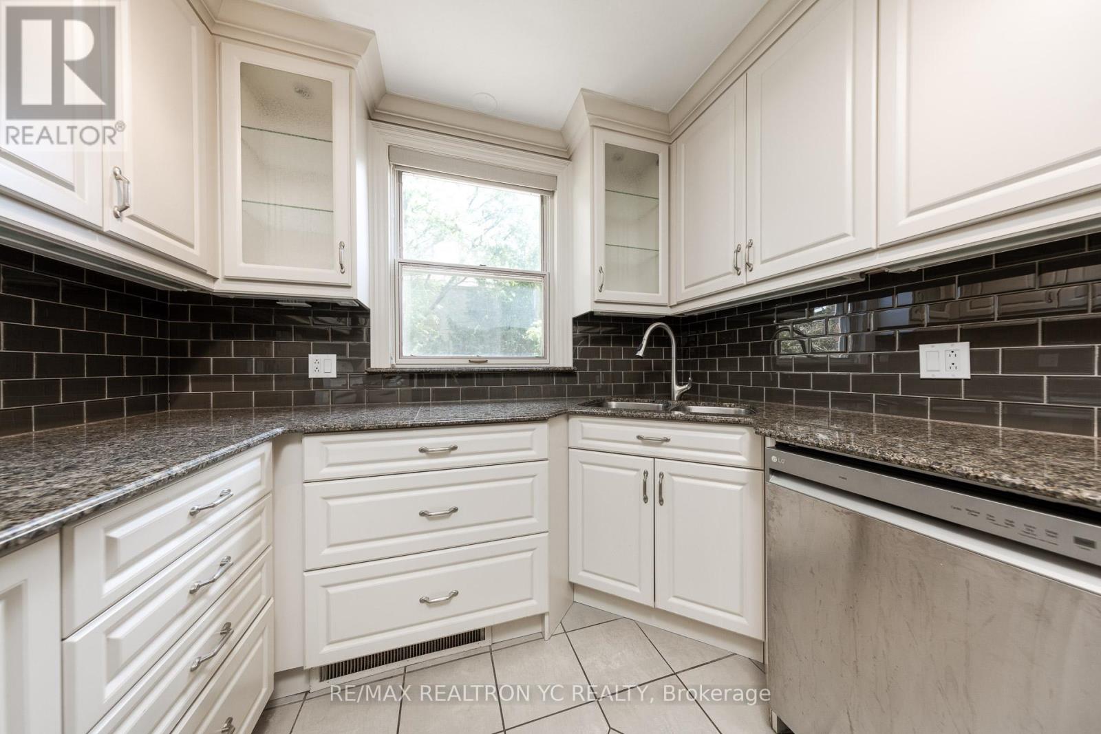 425 Broadway Avenue, Toronto, Ontario  M4G 2R3 - Photo 9 - C12161585