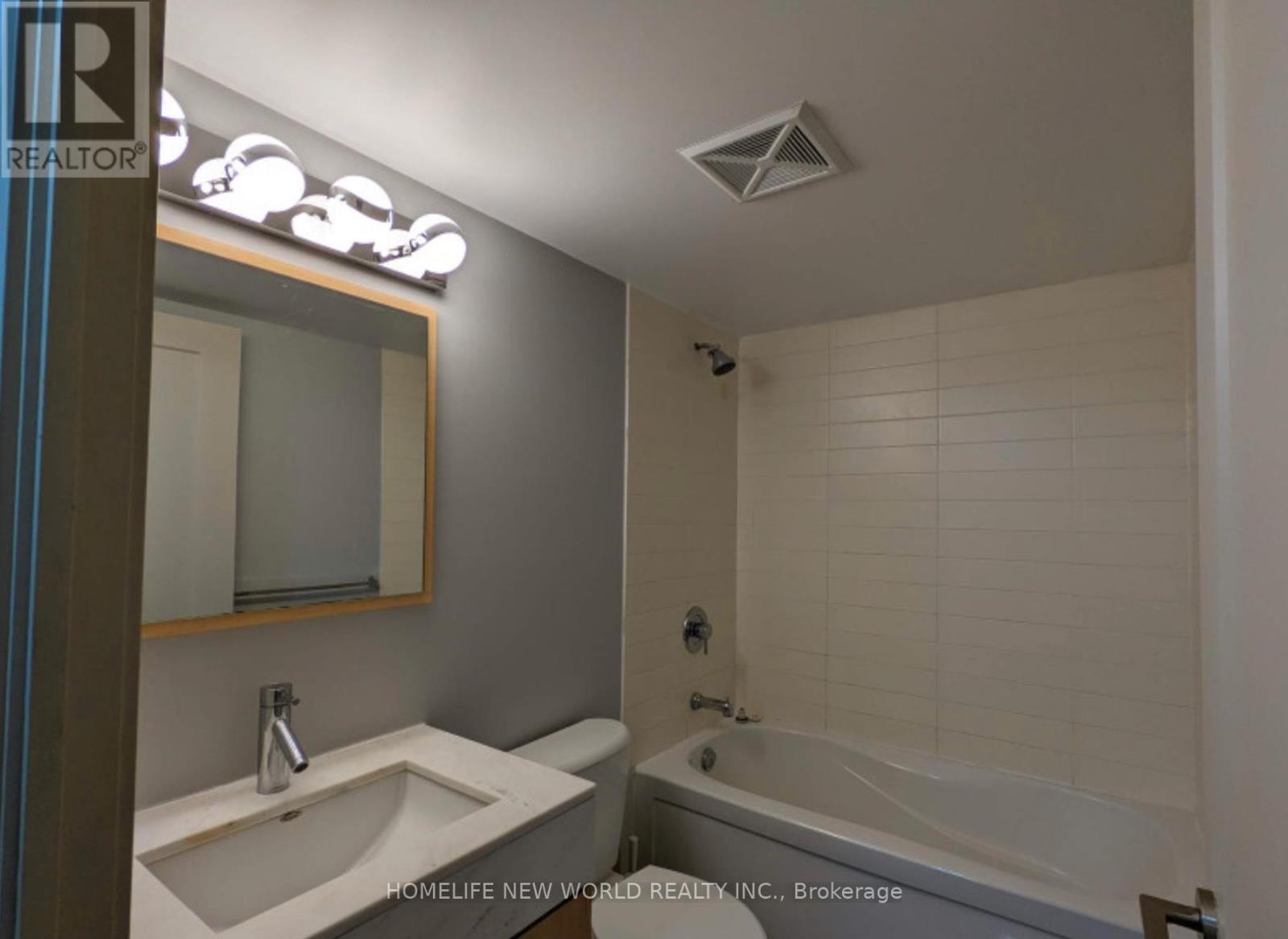 303 - 126 Simcoe Street, Toronto, Ontario  M5H 4E6 - Photo 6 - C12161652