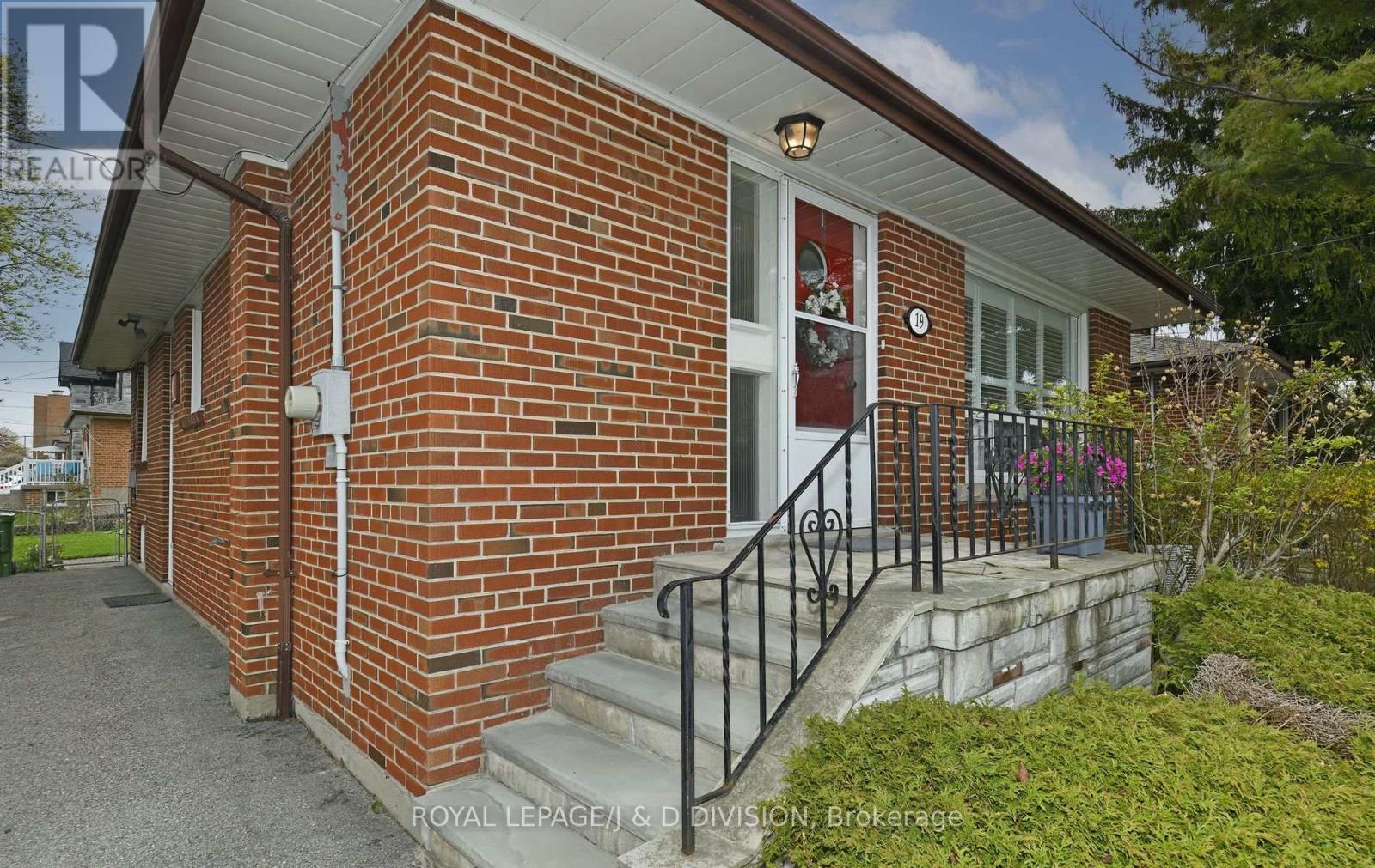 19 Brian Avenue, Toronto, Ontario  M1R 3J1 - Photo 2 - E12161806